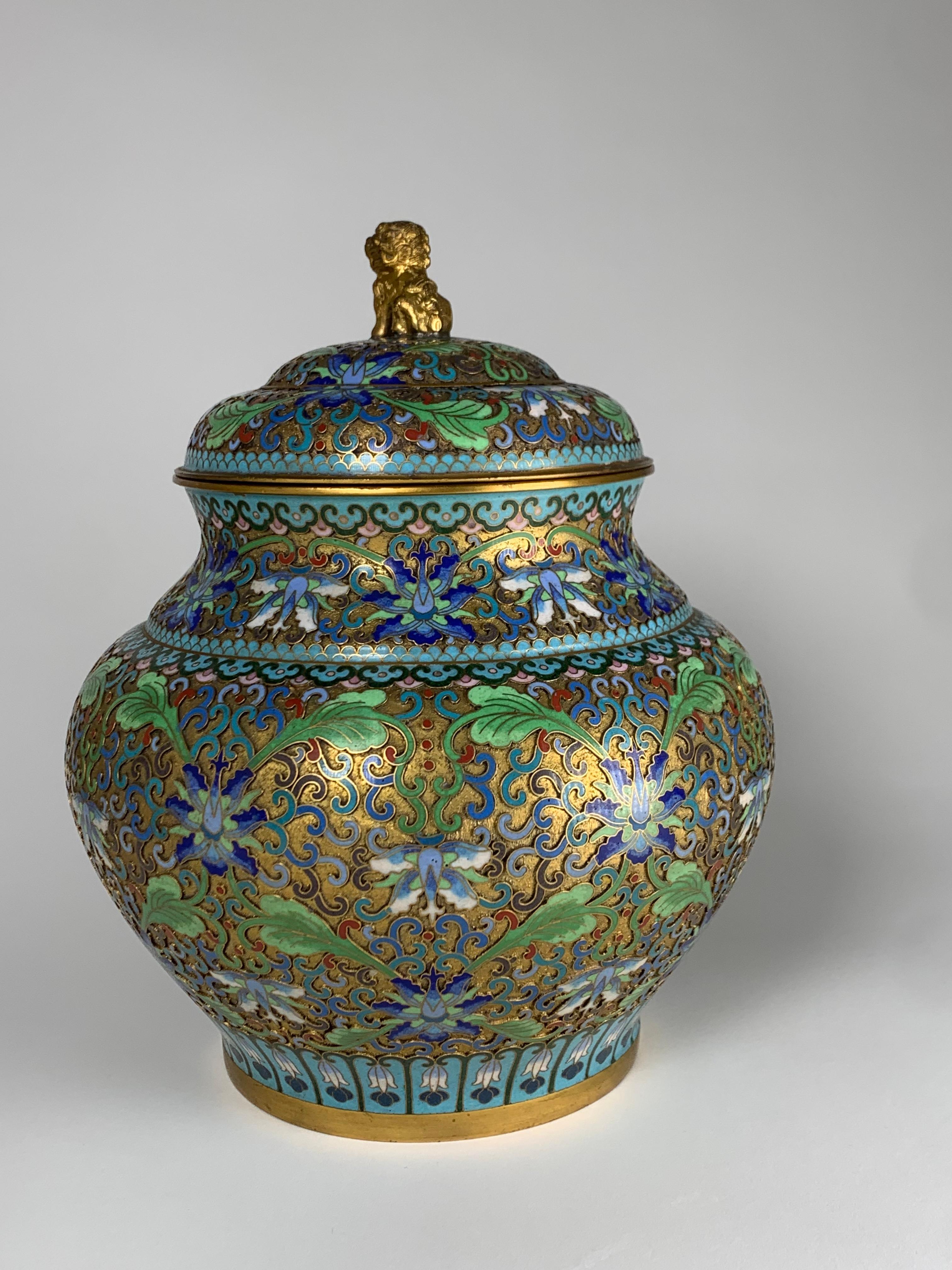 Chinese lidded vase in cloisonne and gilt bronze enamel, probably from the first half of the 20th century. The domed lid with finial in the shape of a seated Buddhist lion overlooks the lid and the profusely decorated body.
The inside of the vase,