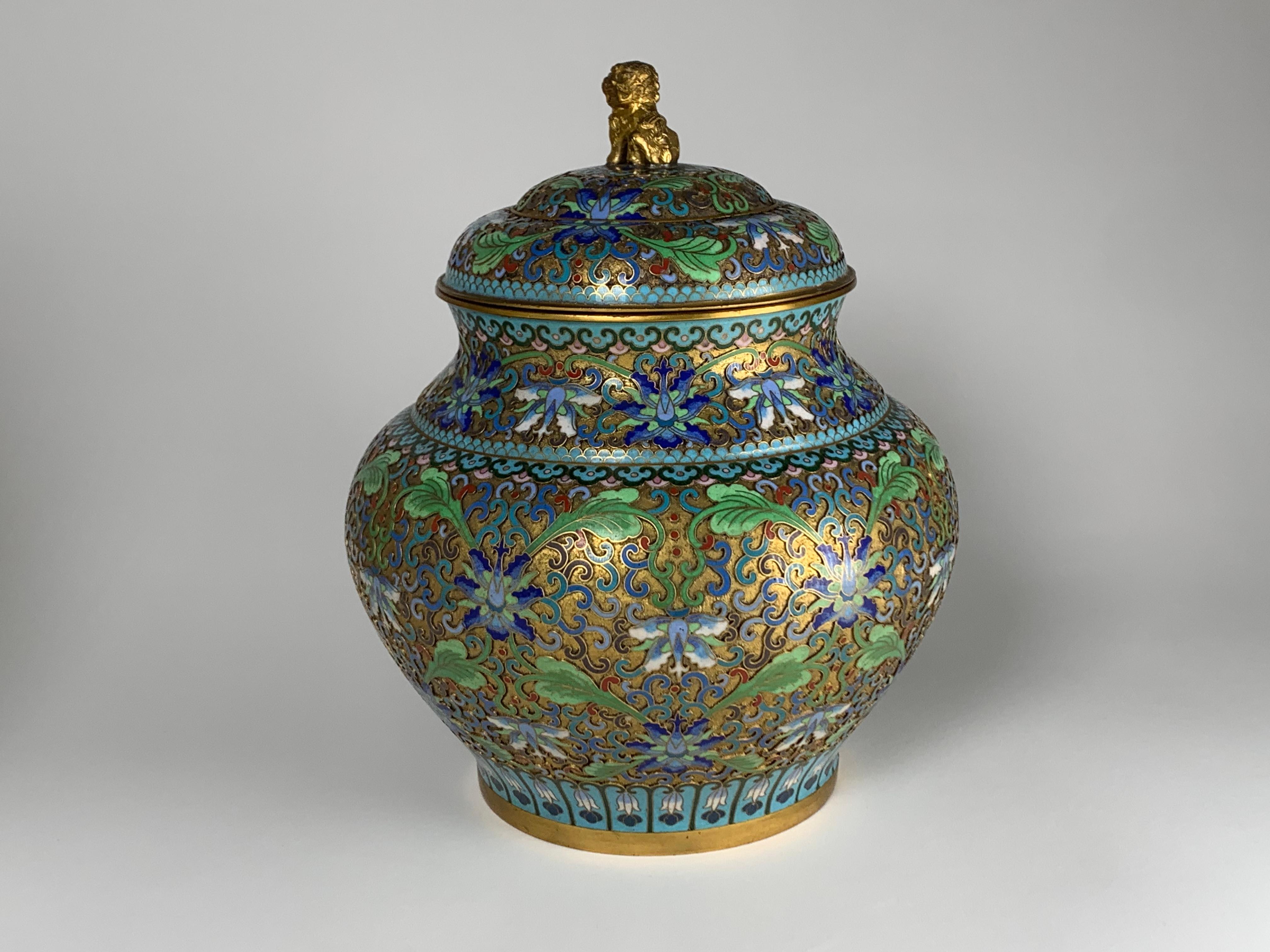 Esportazione cinese Vaso Cloisonné con coperchio Decorazione floreale Cina 1950 circa in vendita