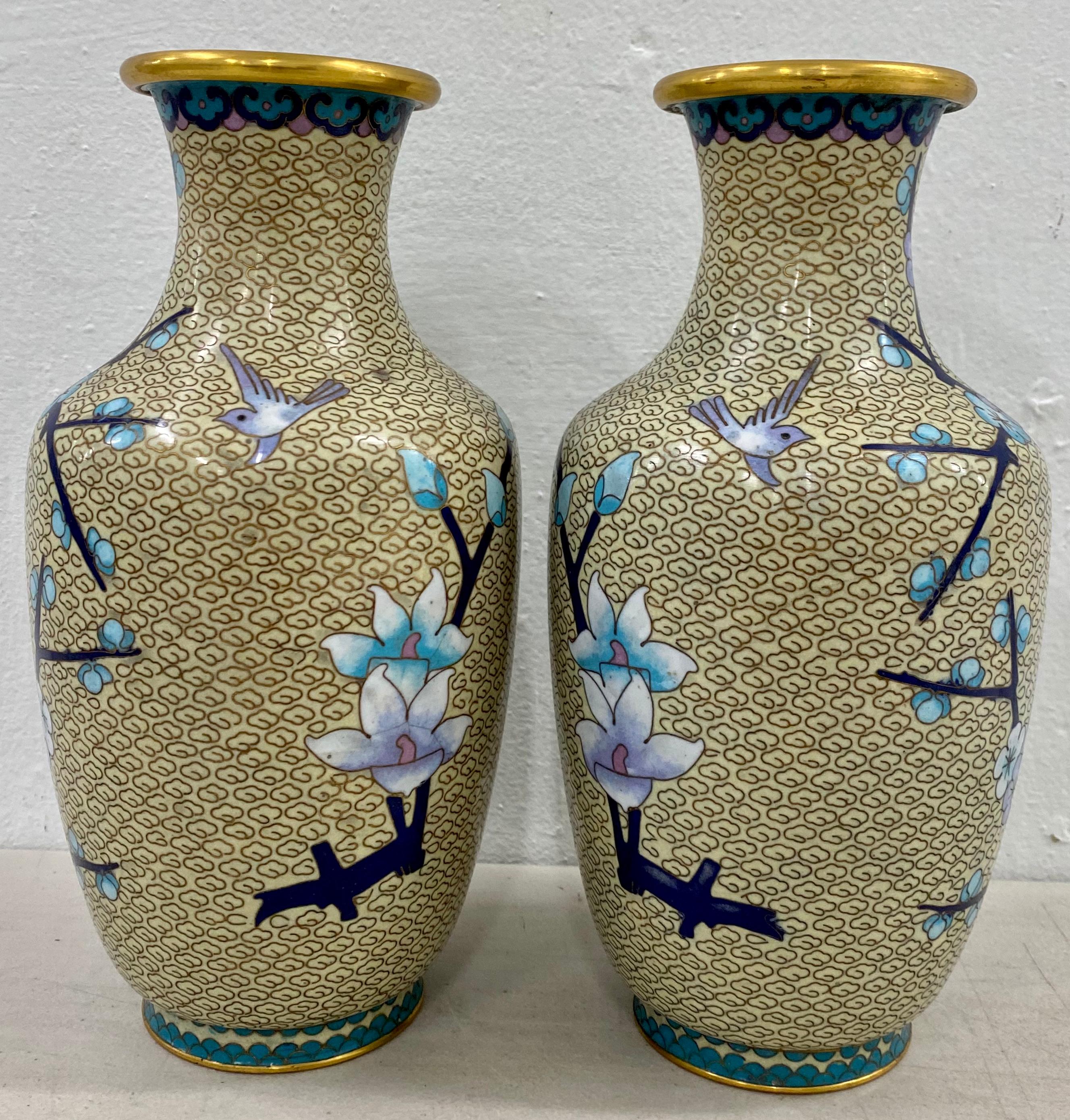 Cloisonné-Vasen, ein Paar - Anfang bis Mitte des 20

Wunderschönes Motiv mit blauen Kirschblüten und Vögeln auf einem cremefarbenen Hintergrund

Maße: 3