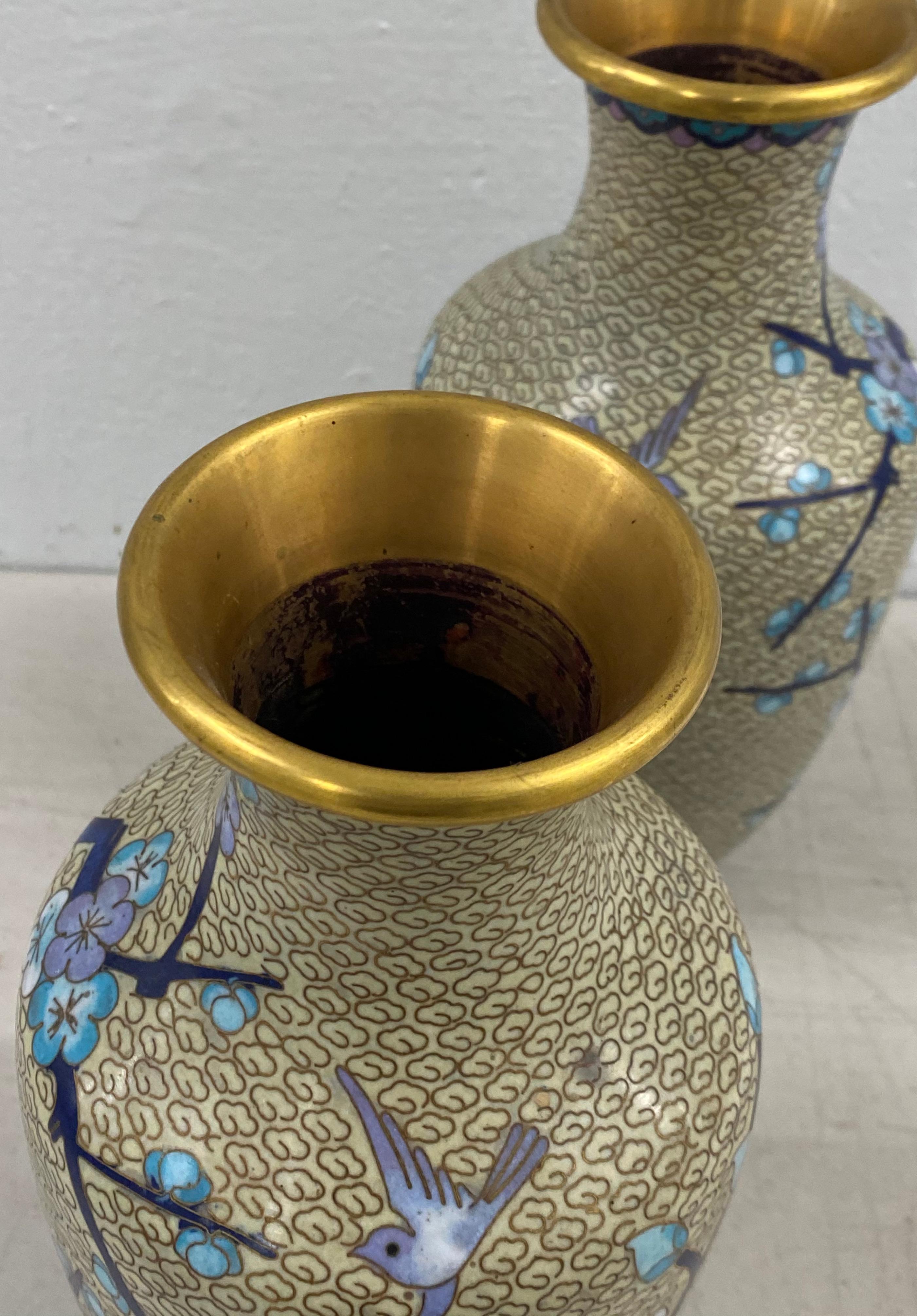 Cloisonné-Vasen, ein Paar, Anfang bis Mitte des 20. Jahrhunderts (Handgefertigt) im Angebot