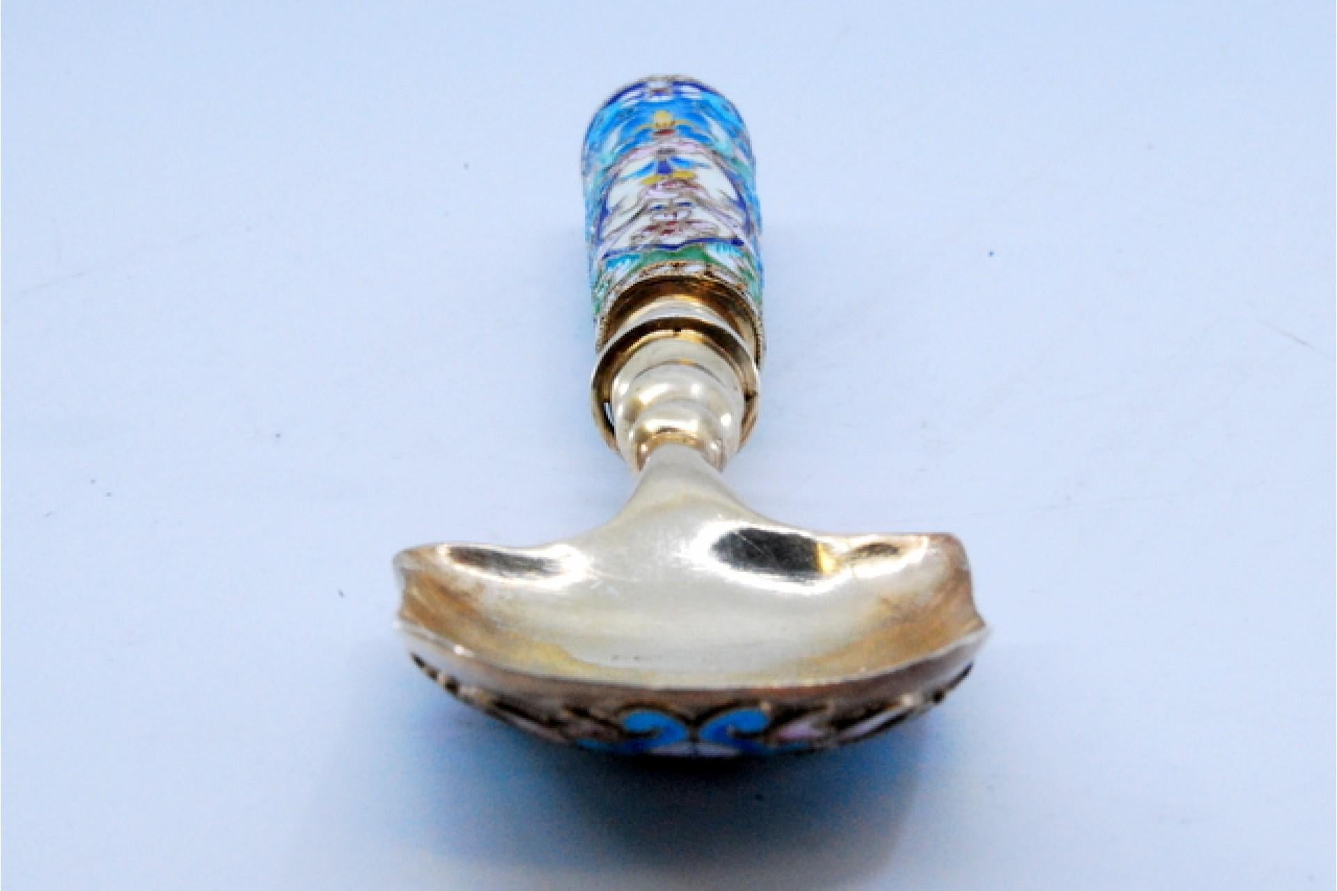 Cloissonè silver spoon with a handle covered in Russian-style floral painting (Europäisch) im Angebot