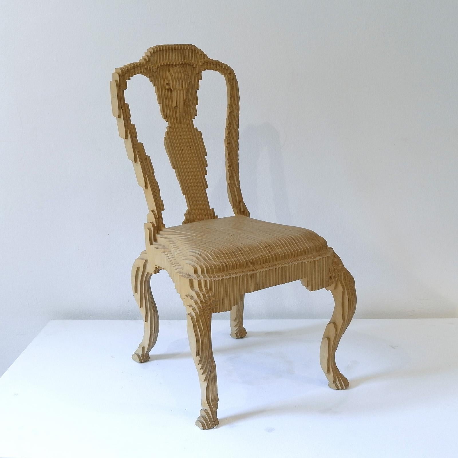 Der Klon-Stuhl basiert auf einem Queen Anne-Stuhl aus der Sammlung des Metropolitan Museums in New York, der gesampelt, digitalisiert und in Sperrholz nachgebaut wurde. Das Stück behält die Form und die Formalität des Originals bei, ist aber in