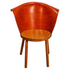 Sillón Clop de Jordi Ribaudí: diseño moderno en piel y madera