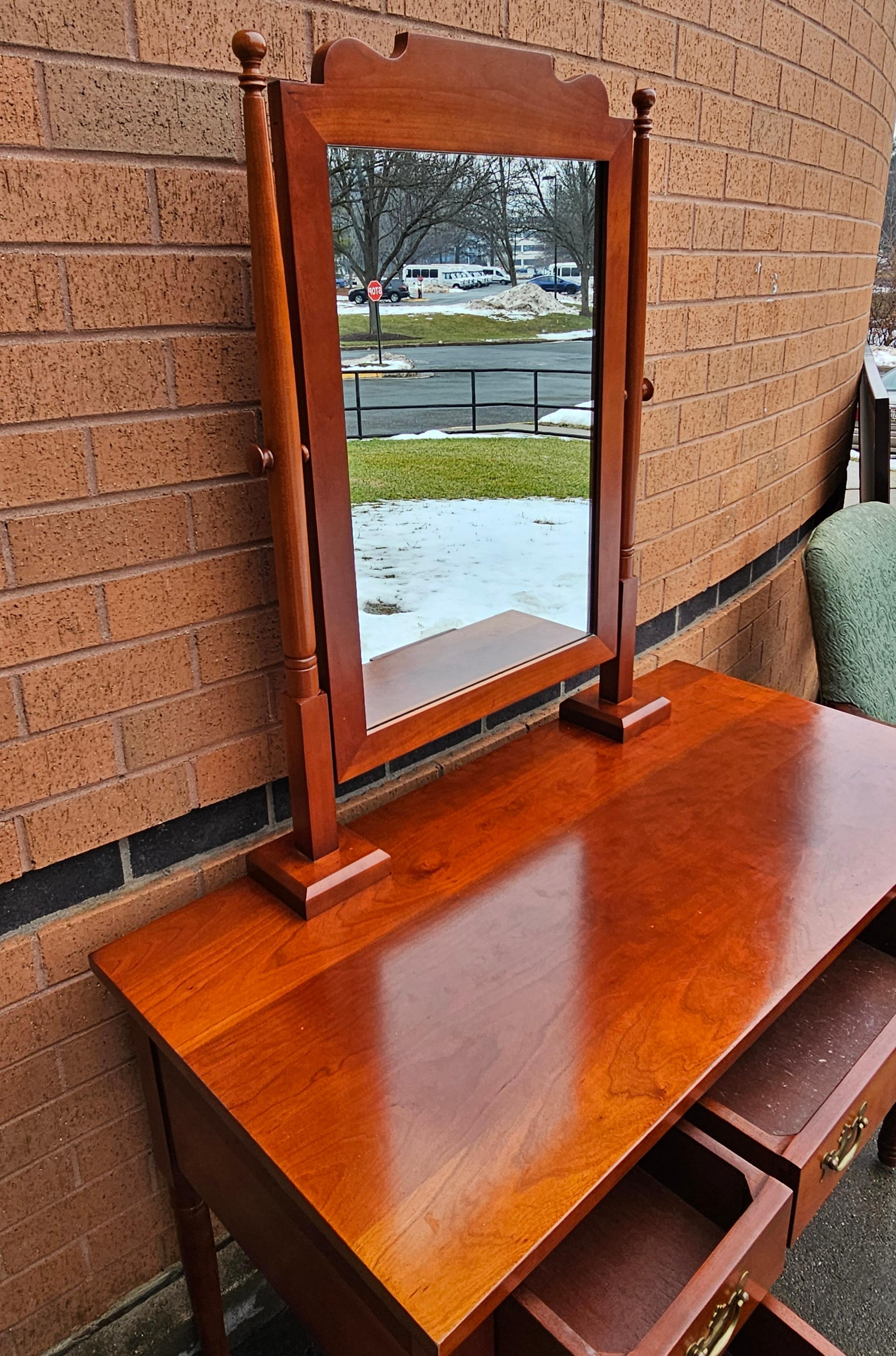 Américain Clore Fine Furniture Table de toilette en cerisier avec miroir en vente