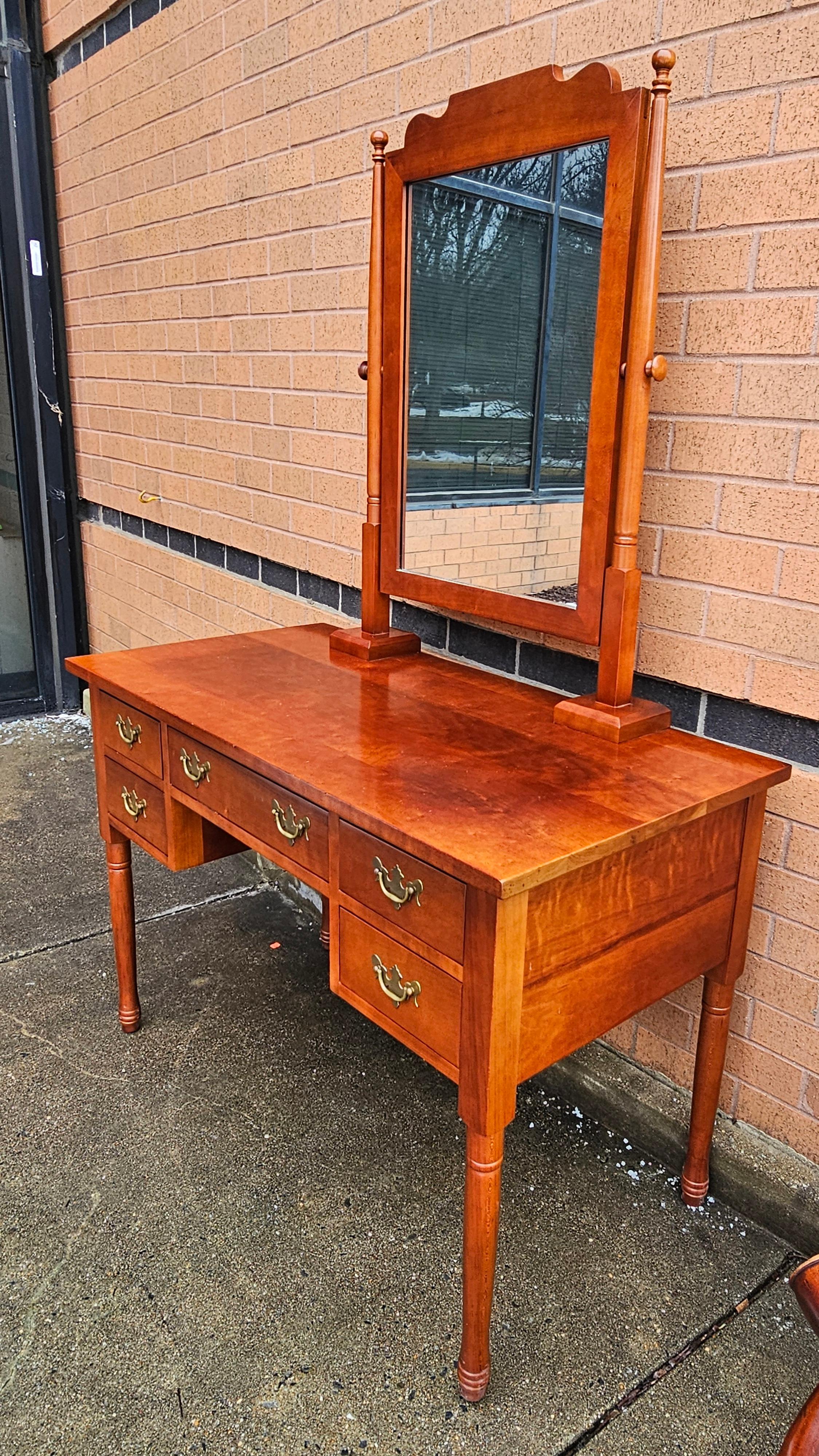Clore Fine Furniture Cherry Vanity Table With Mirror In Excellent Condition For Sale In Germantown, MD