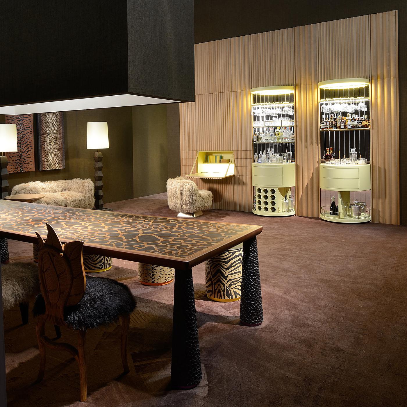 Ispirata al pigmento clorofilliano delle piante, questa magnifica sedia da pranzo conferirà un'esclusiva raffinatezza a un arredamento eclettico o rustico-chic. Abilmente realizzato a mano in noce massiccio, presenta uno schienale a forma di foglia
