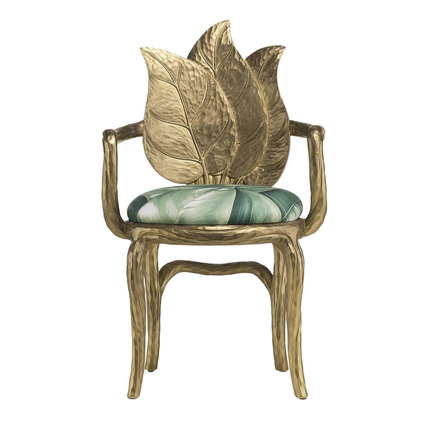 This elegant chair is directly inspired by the grace and elegance of plants, creating an eclectic look that will add unique charm to a modern dining room. The structure of this piece is in wood, elegantly textured to recall the stem of a flower. The