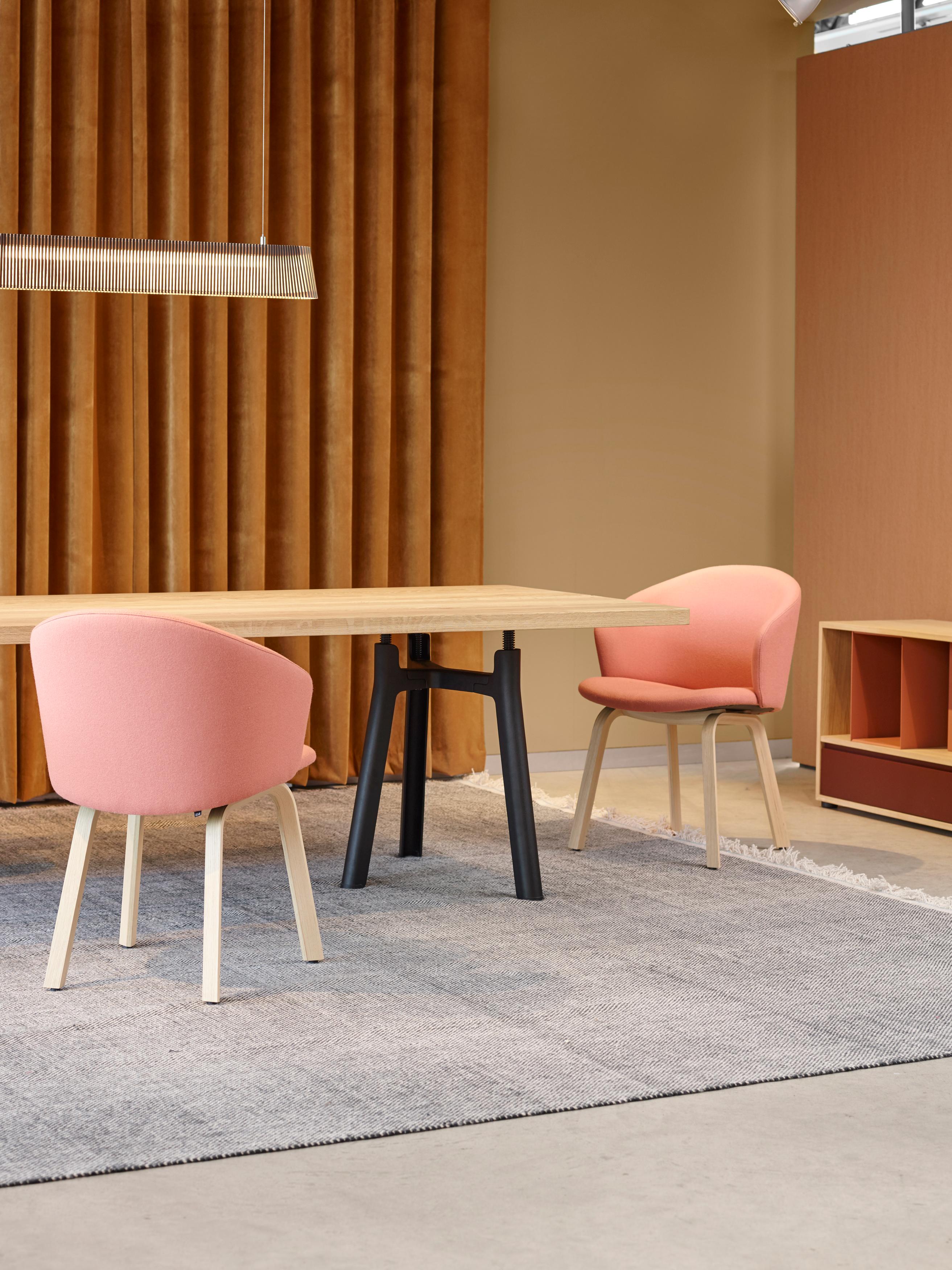 Cuir Chaise Close Conçue par Gudmundur Ludvik en vente