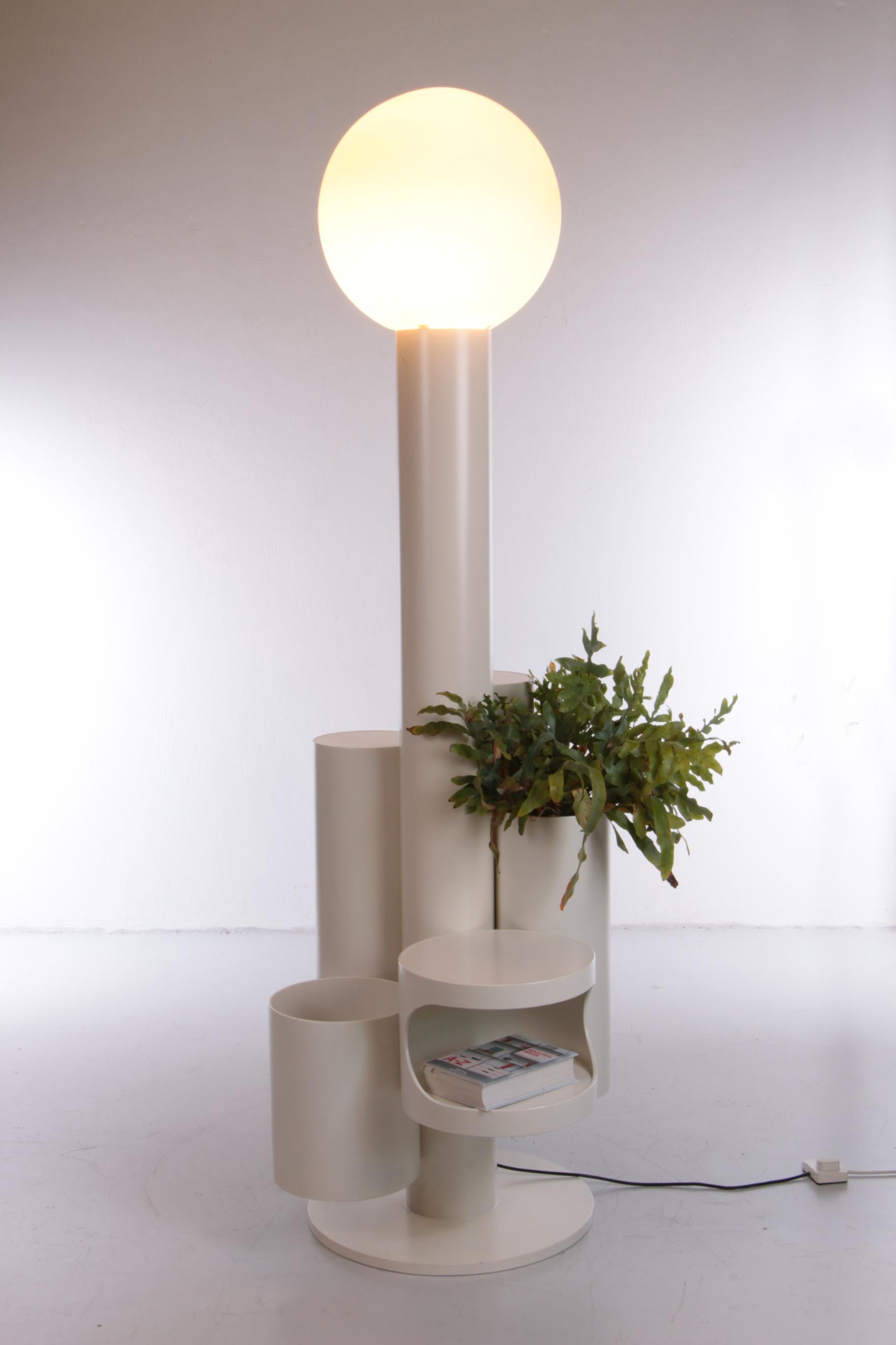 Close Encounter floor lamp and plant table for Kerst Koopman, Netherlands 1980

This cool Bergers collection 'Close encounter' floor lamp is a true miracle. The lamp was made for the Dutch brand Kerst Koopman.

The staggered cylindrical shapes