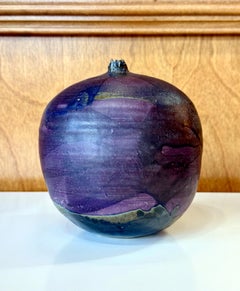 Maceta Lunar de Cerámica de Forma Cerrada con Sonajero de Toshiko Takaezu