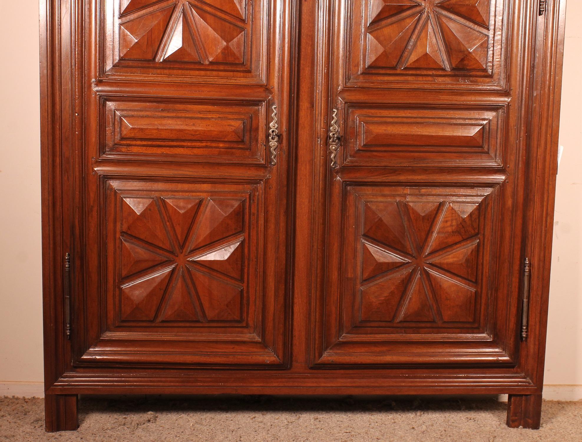 Closed in walnut from the 17th century with diamond tip
Very beautiful front closet which has the Maltese cross on their top and bottom panels which is rare
It is in perfect condition and has its two keys that work
Superb patina and very