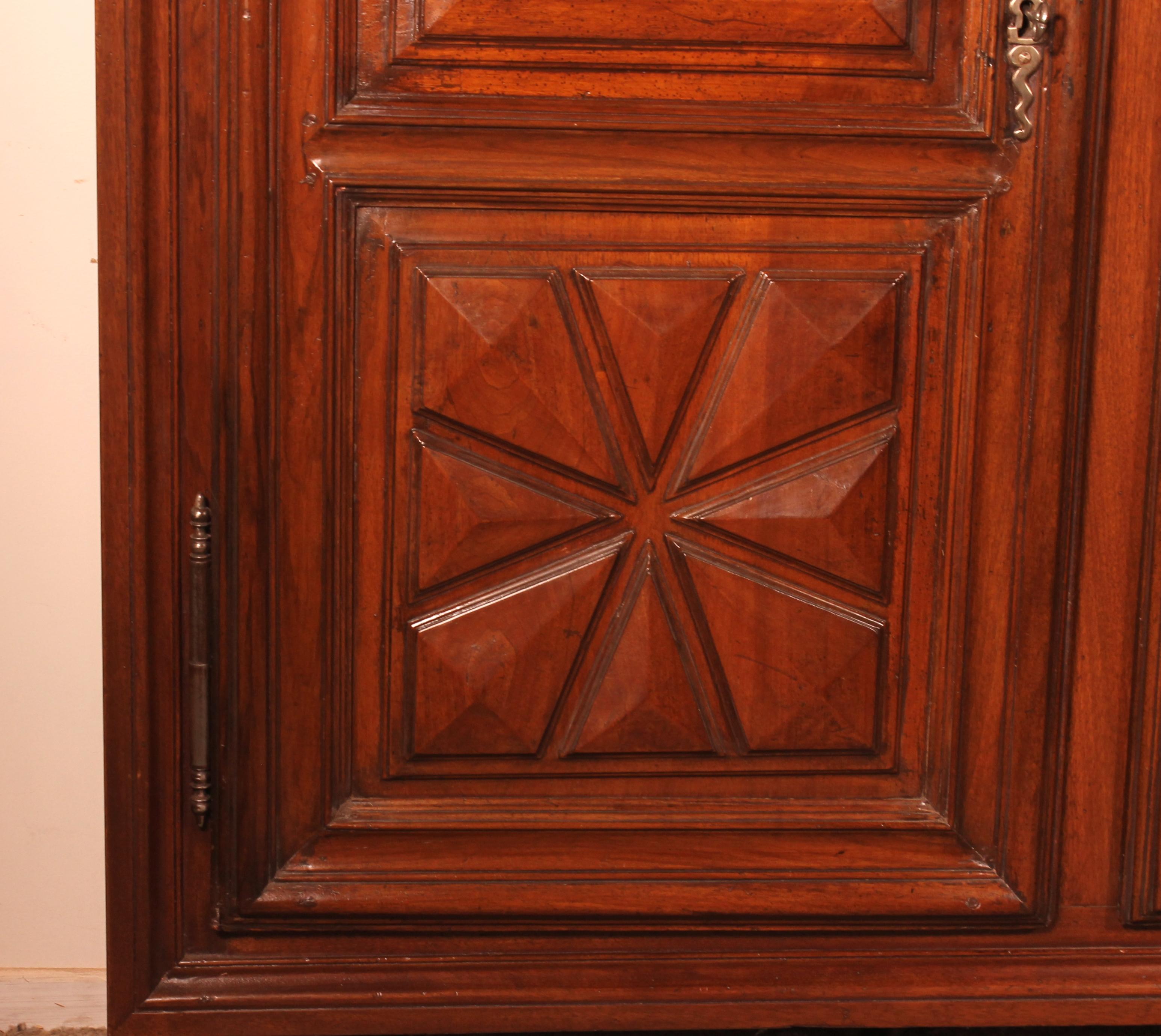 Closed in Walnut Louis XIII Maltese Cross-17 ° Century In Good Condition For Sale In Brussels, Brussels