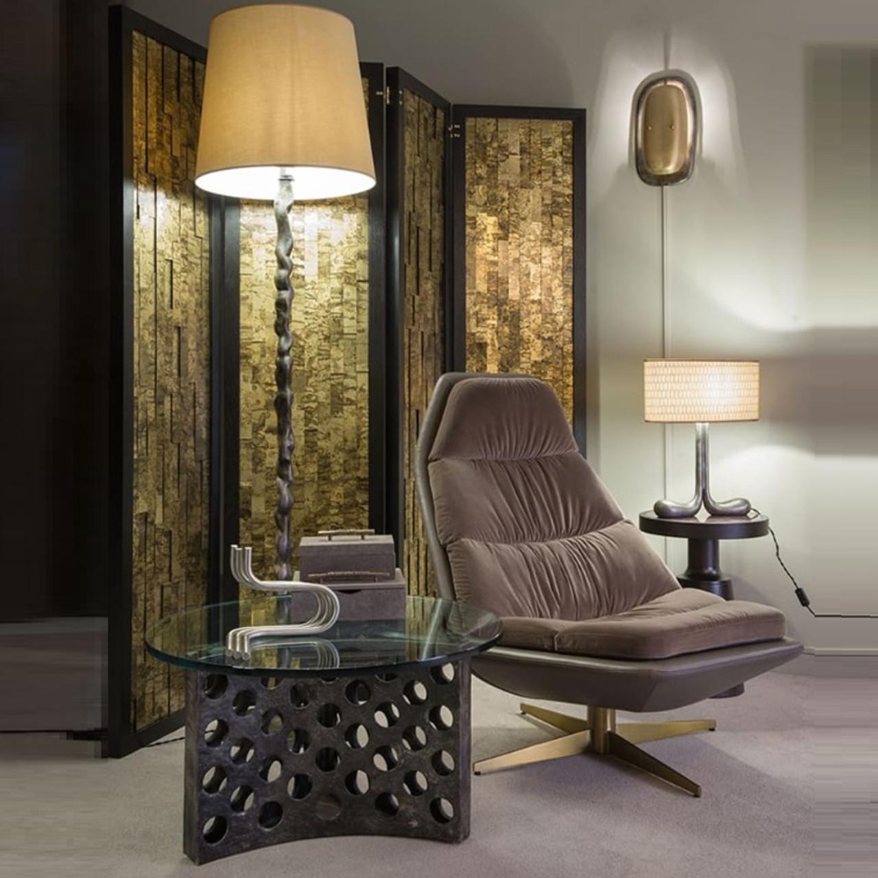 Il paravento chiuso Tenoch di Hamilton Conte è un pezzo elegante che conferisce raffinatezza e privacy a qualsiasi spazio. Caratterizzato da una lussuosa miscela di materiali, questo paravento combina l'artigianato con un'estetica raffinata,