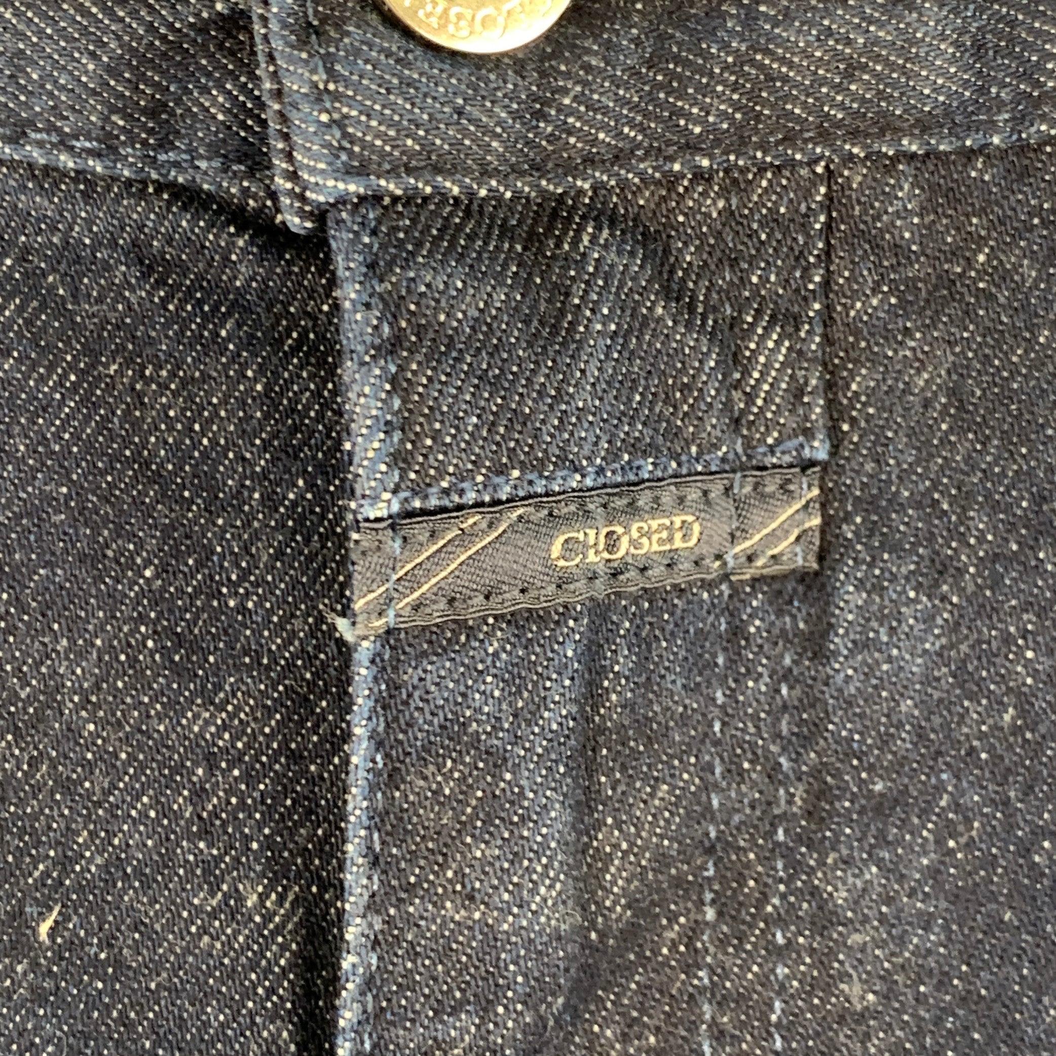 Jeans fermés
en mélange de coton extensible indigo, avec cinq poches, une jambe droite étroite et une fermeture à glissière. Fabriqué en Italie. Excellent état. 

Marqué :   30 

Mesures : 
  Taille : 30 pouces Taille : 7.5 pouces Entrejambe : 31