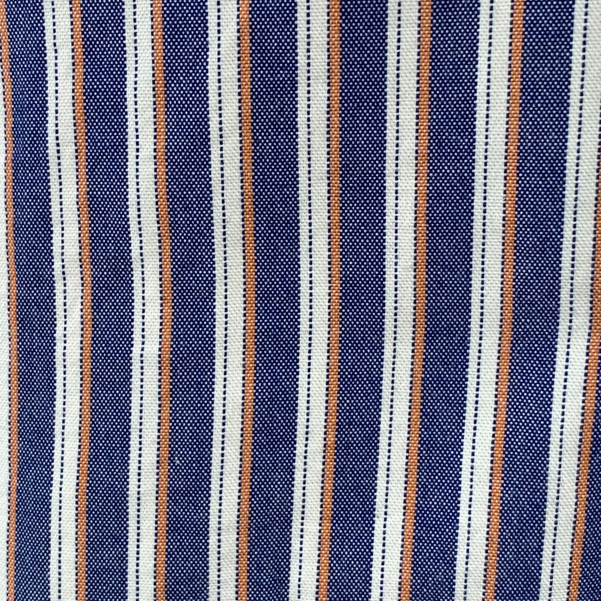 CLOSED Langarmhemd
aus blauem, weißem und orangefarbenem Baumwollgewebe mit Streifenmuster, zwei geknöpften Taschen und Knopfverschluss. Hergestellt in Portugal &New with Tags. 

Markiert:   XL 

Abmessungen: 
 
Schulter: 20 Zoll Brust: 49 Zoll