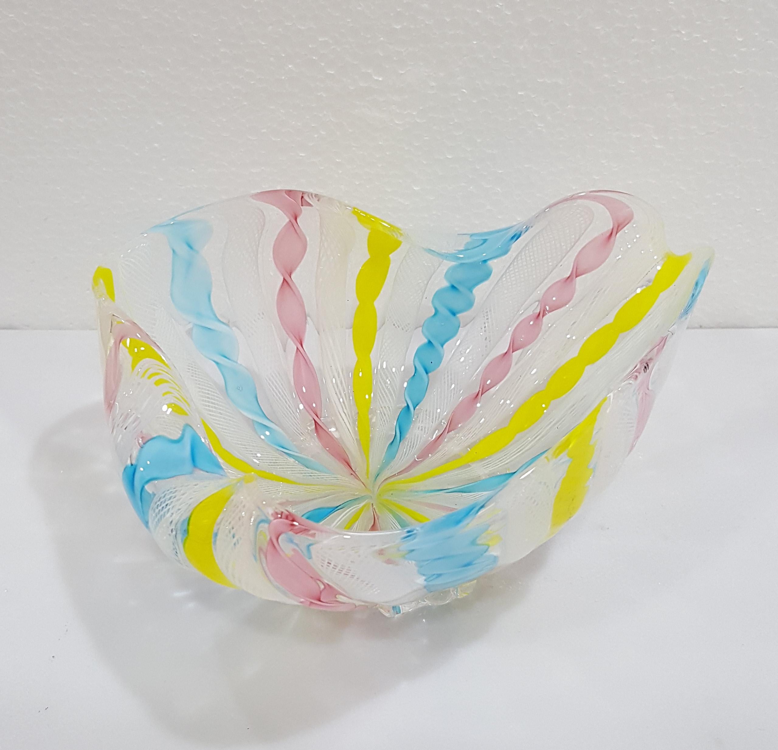 VENDITA CHIUSA Ciotola Fazzoletto in vetro di Murano Zanfirico Latticino in vendita 2