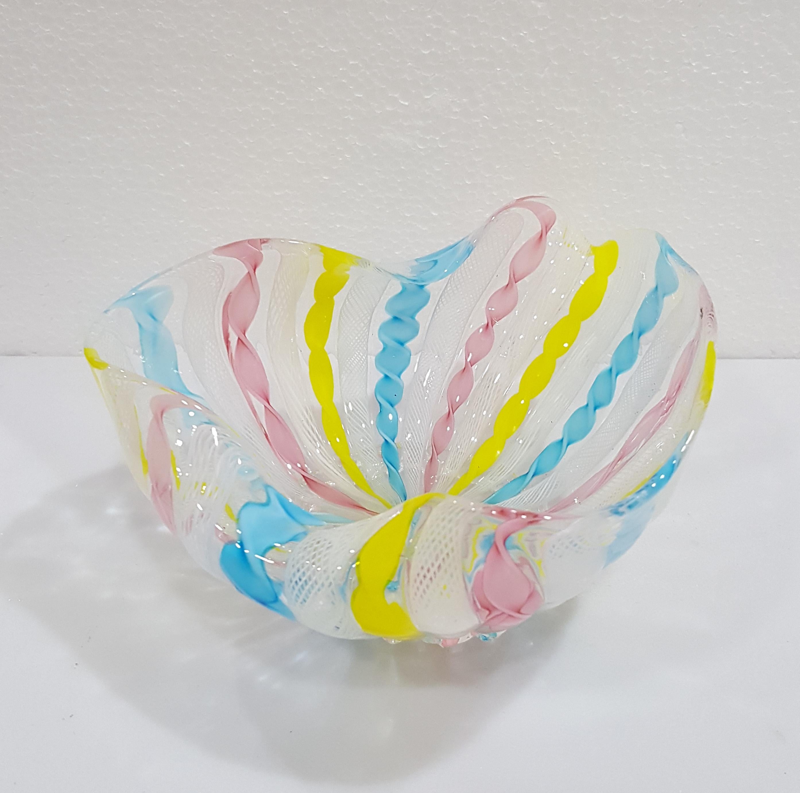 VENDITA CHIUSA Ciotola Fazzoletto in vetro di Murano Zanfirico Latticino in vendita 3