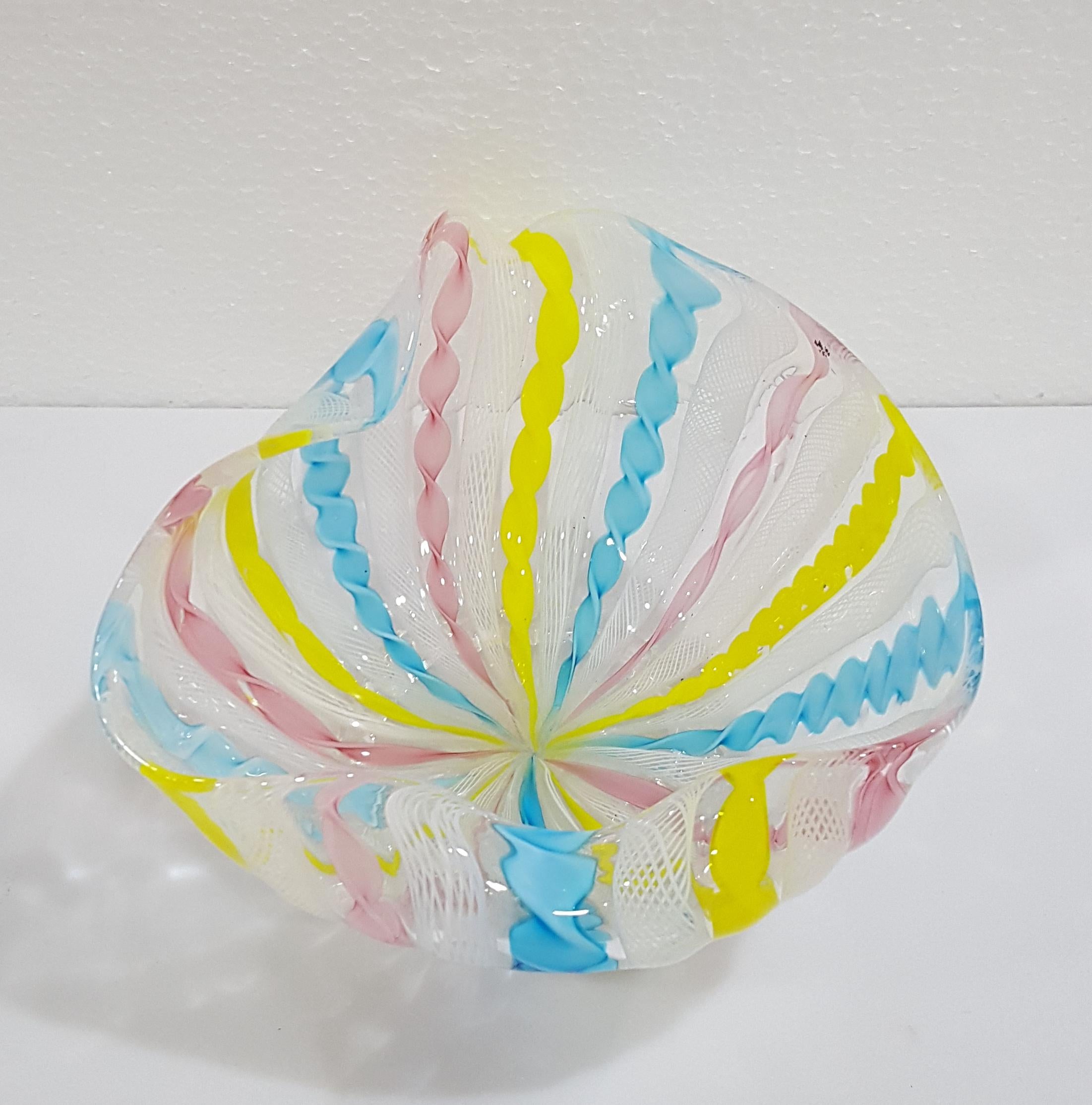 VENDITA CHIUSA Ciotola Fazzoletto in vetro di Murano Zanfirico Latticino in vendita 4