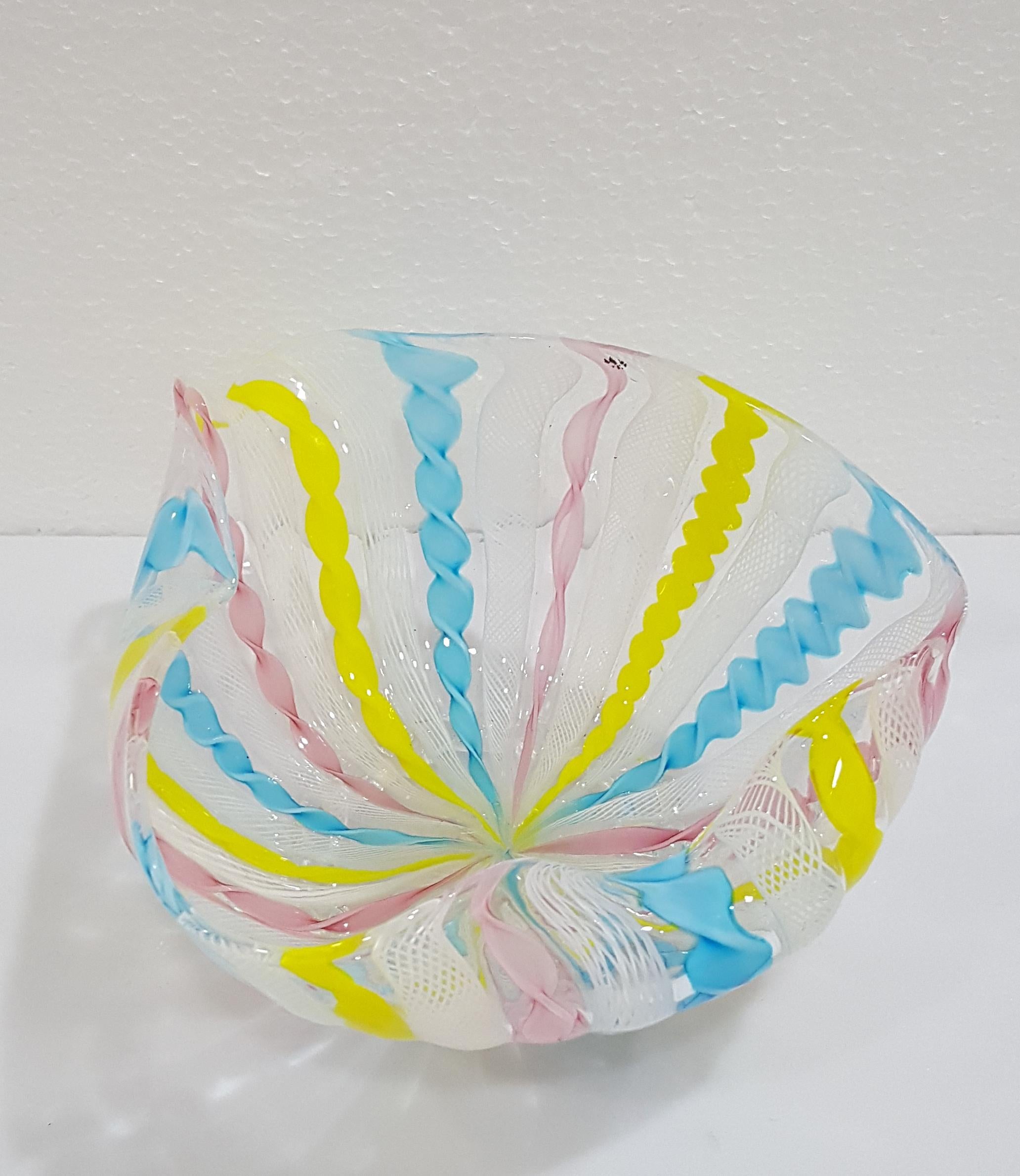 VENDITA CHIUSA Ciotola Fazzoletto in vetro di Murano Zanfirico Latticino in vendita 5