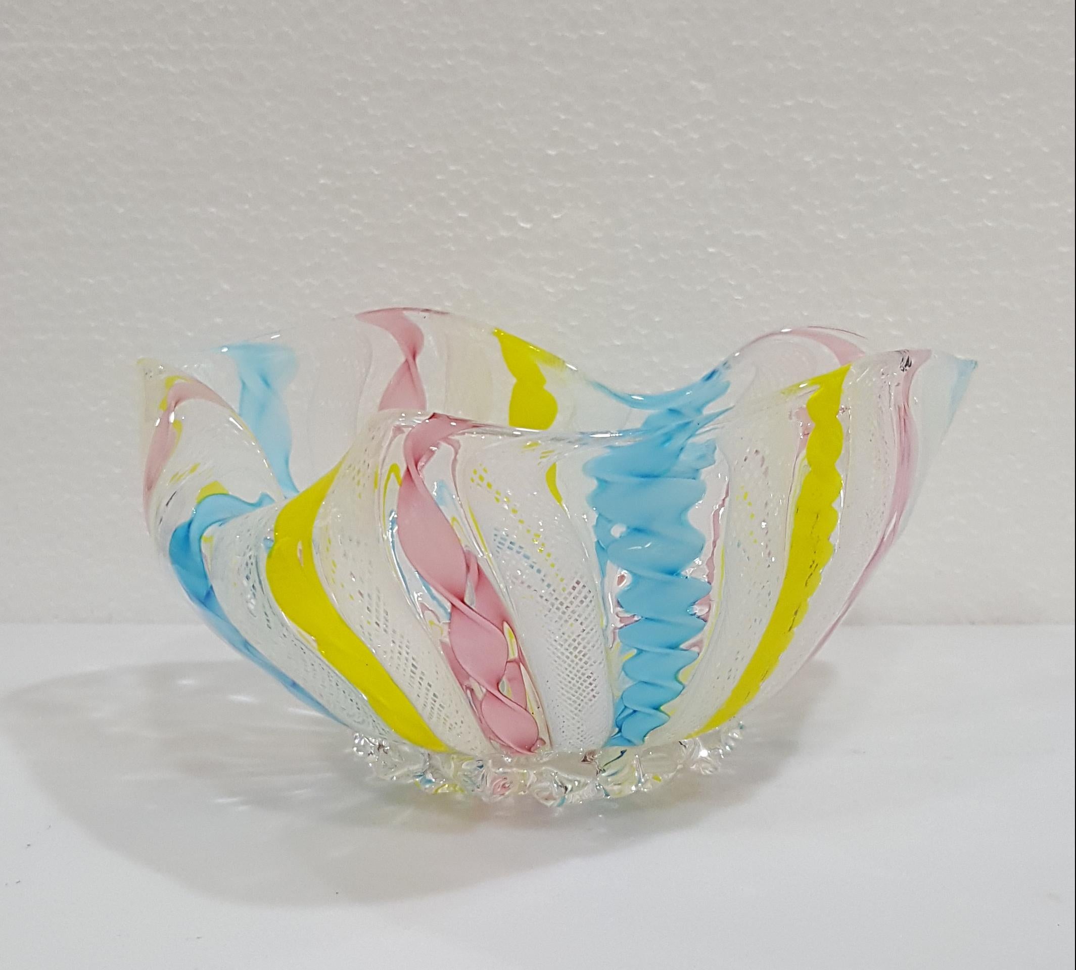Italiano VENDITA CHIUSA Ciotola Fazzoletto in vetro di Murano Zanfirico Latticino in vendita