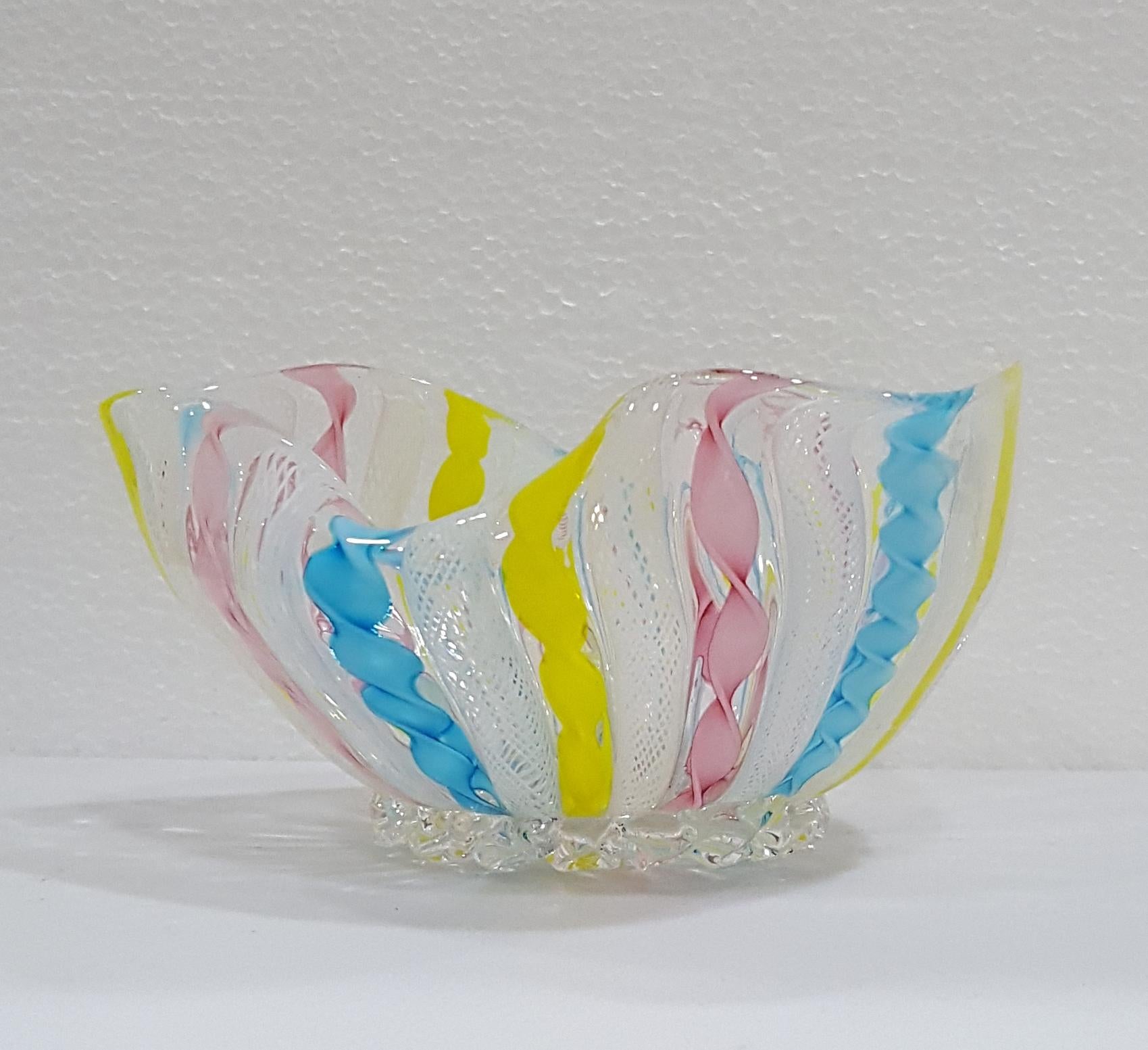 Vimini VENDITA CHIUSA Ciotola Fazzoletto in vetro di Murano Zanfirico Latticino in vendita