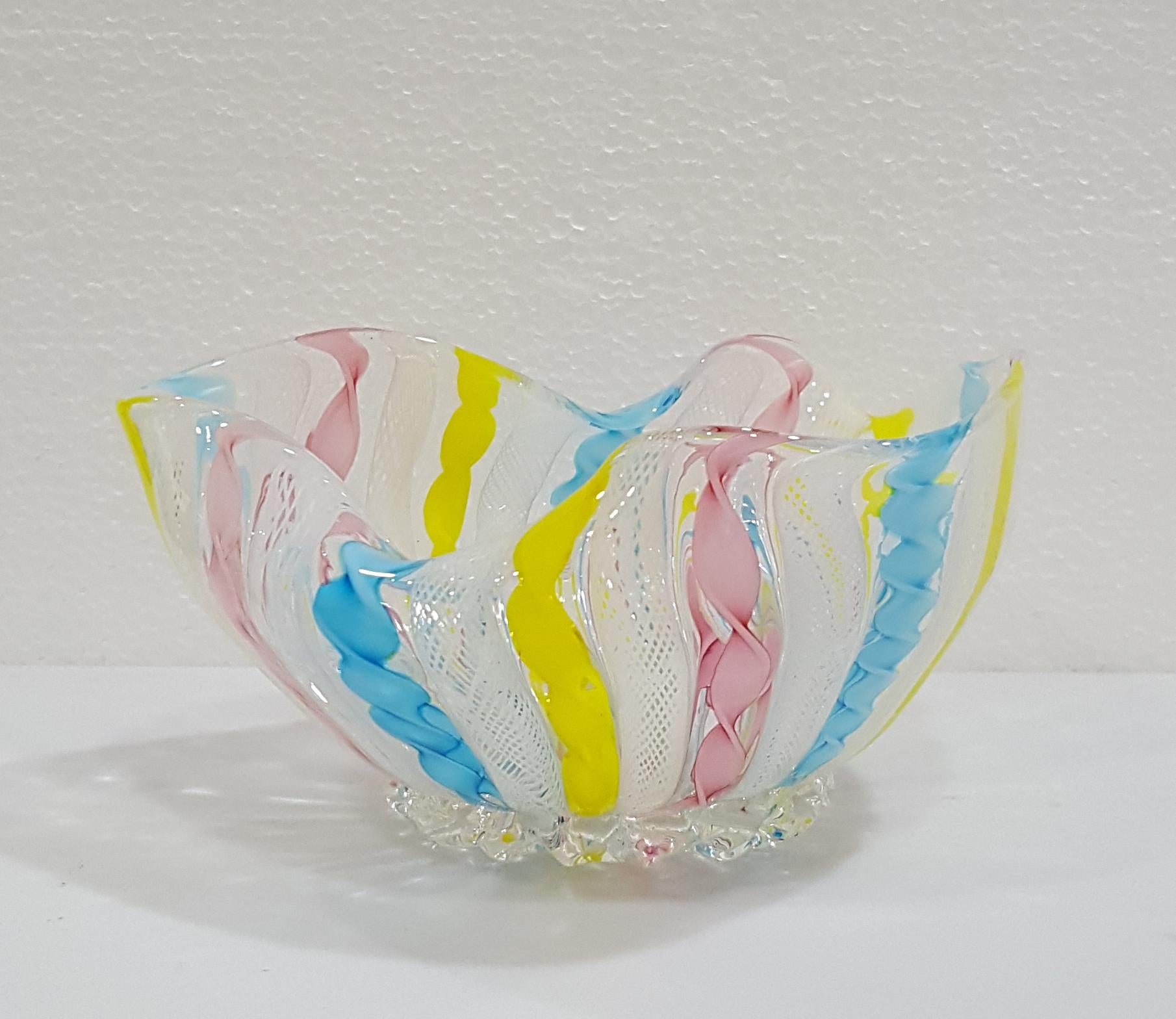 VENDITA CHIUSA Ciotola Fazzoletto in vetro di Murano Zanfirico Latticino In condizioni buone in vendita a Warrenton, OR
