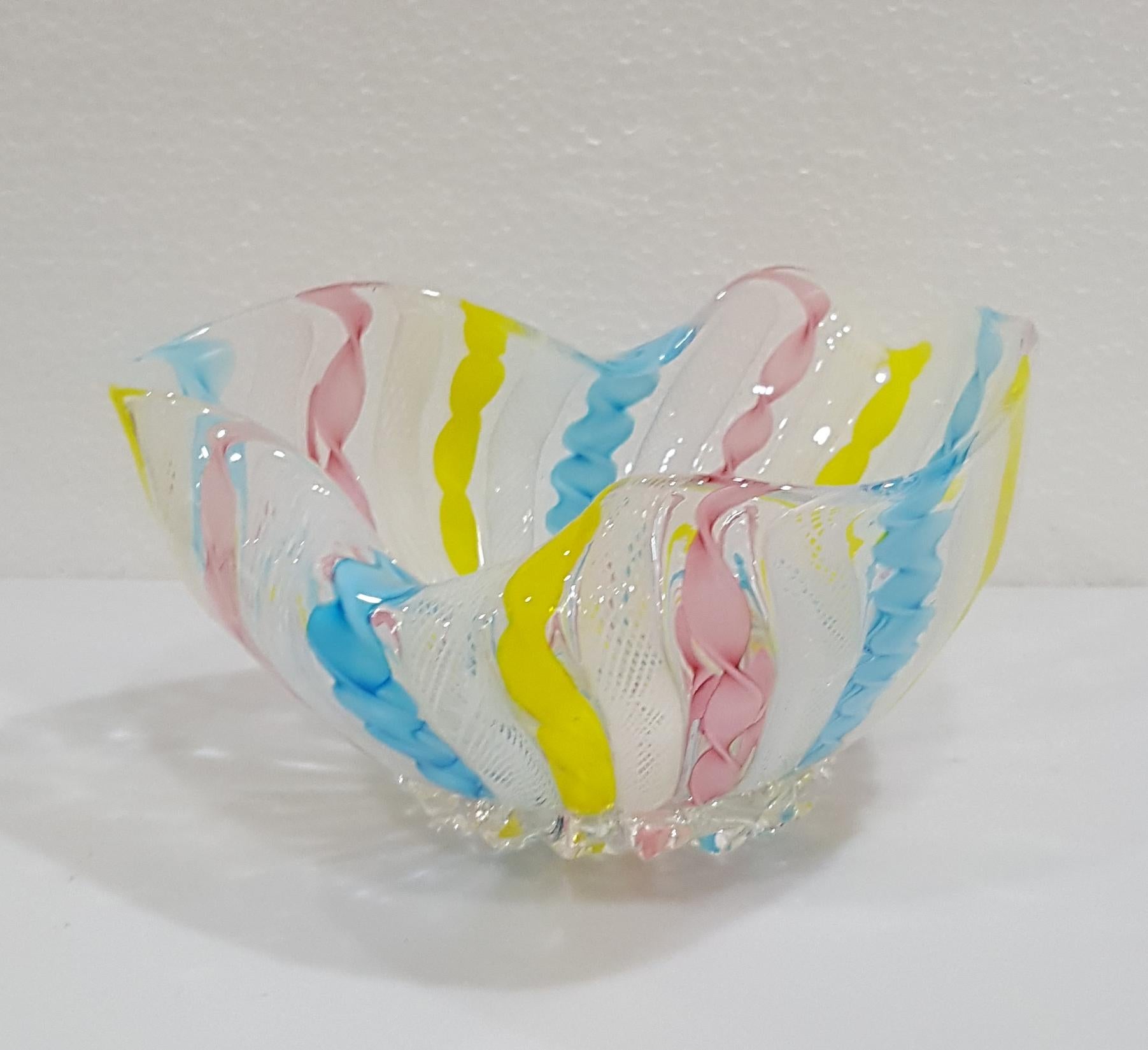 XX secolo VENDITA CHIUSA Ciotola Fazzoletto in vetro di Murano Zanfirico Latticino in vendita