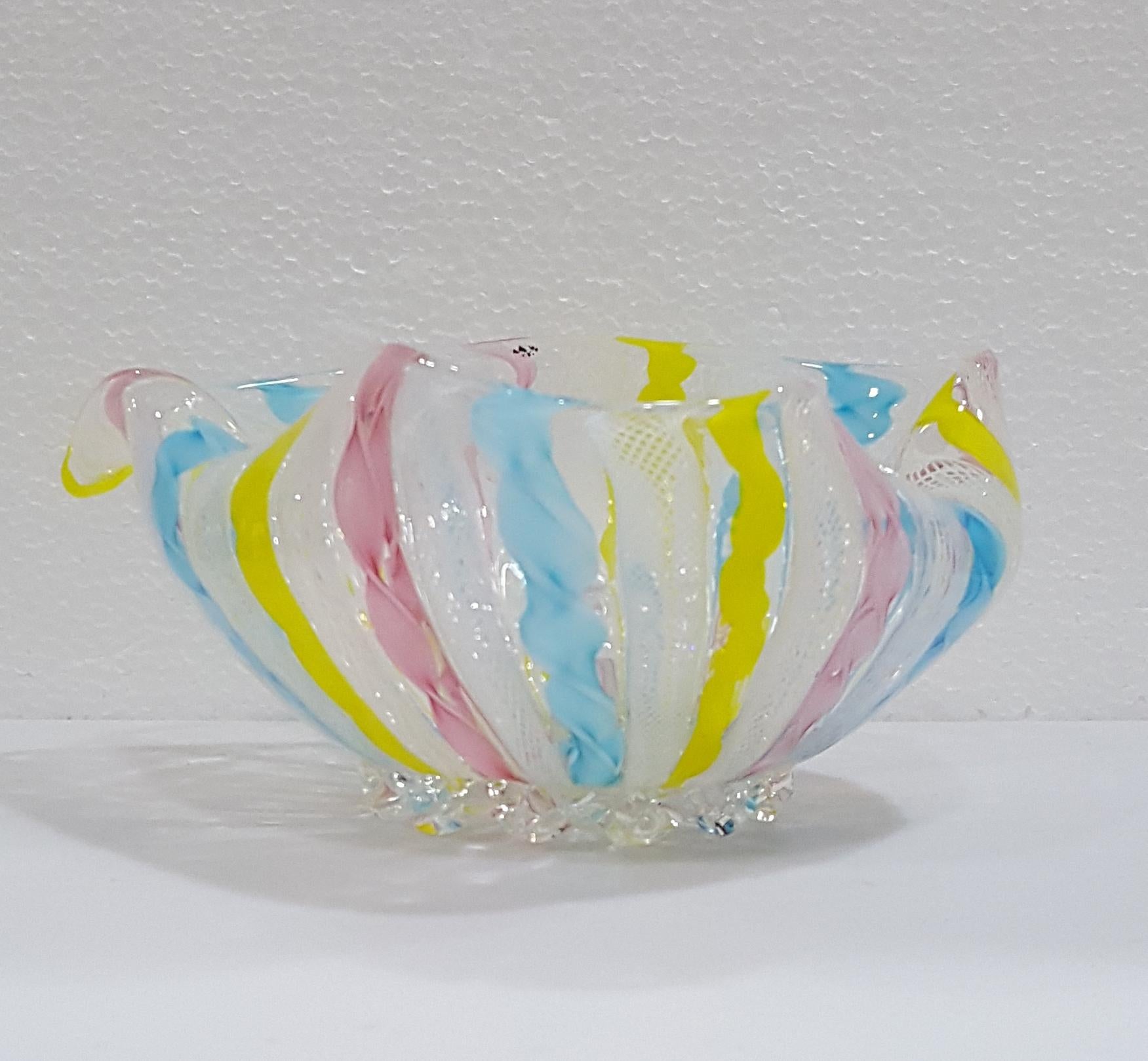 Vetro VENDITA CHIUSA Ciotola Fazzoletto in vetro di Murano Zanfirico Latticino in vendita