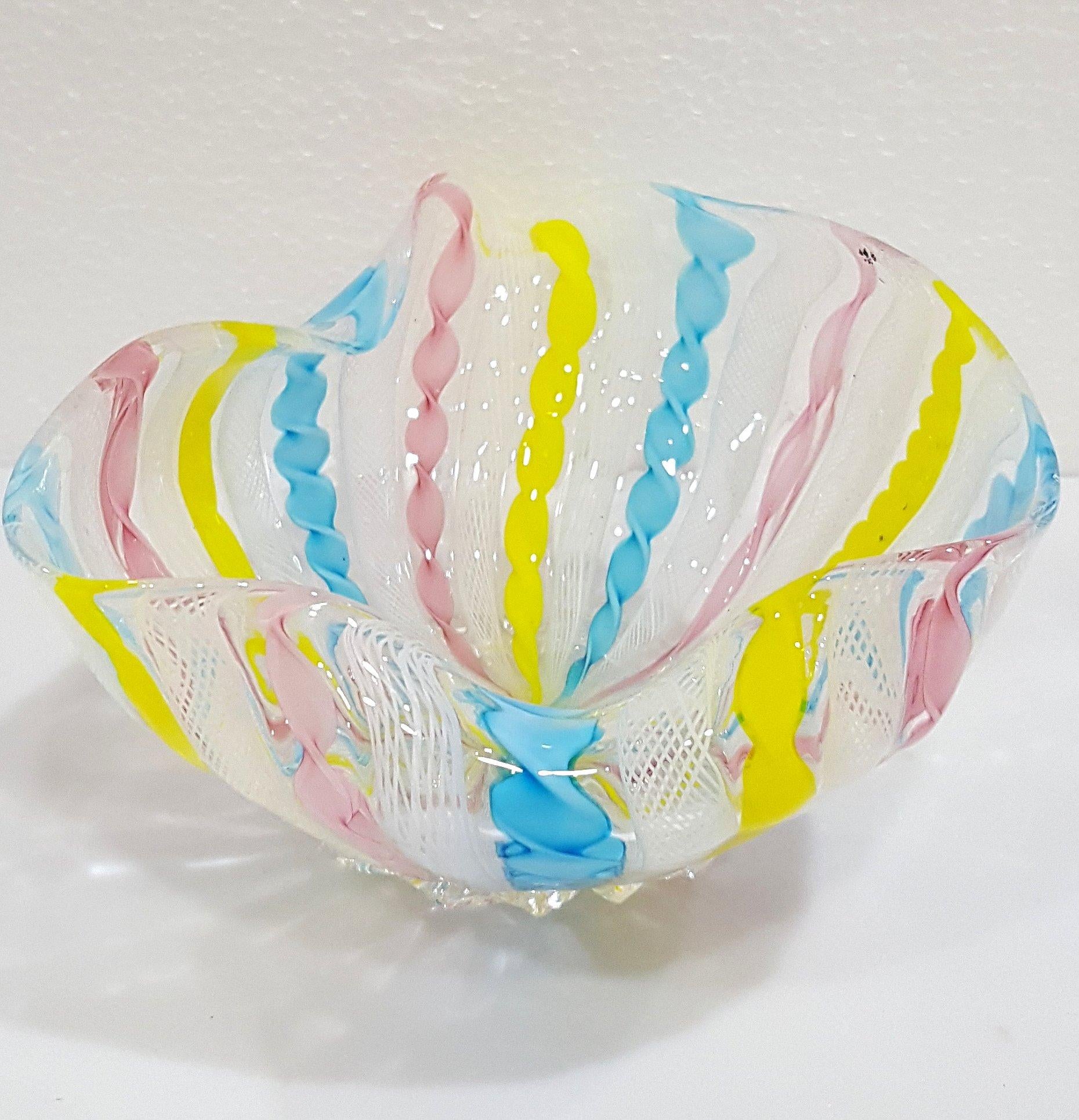VENDITA CHIUSA Ciotola Fazzoletto in vetro di Murano Zanfirico Latticino in vendita 1