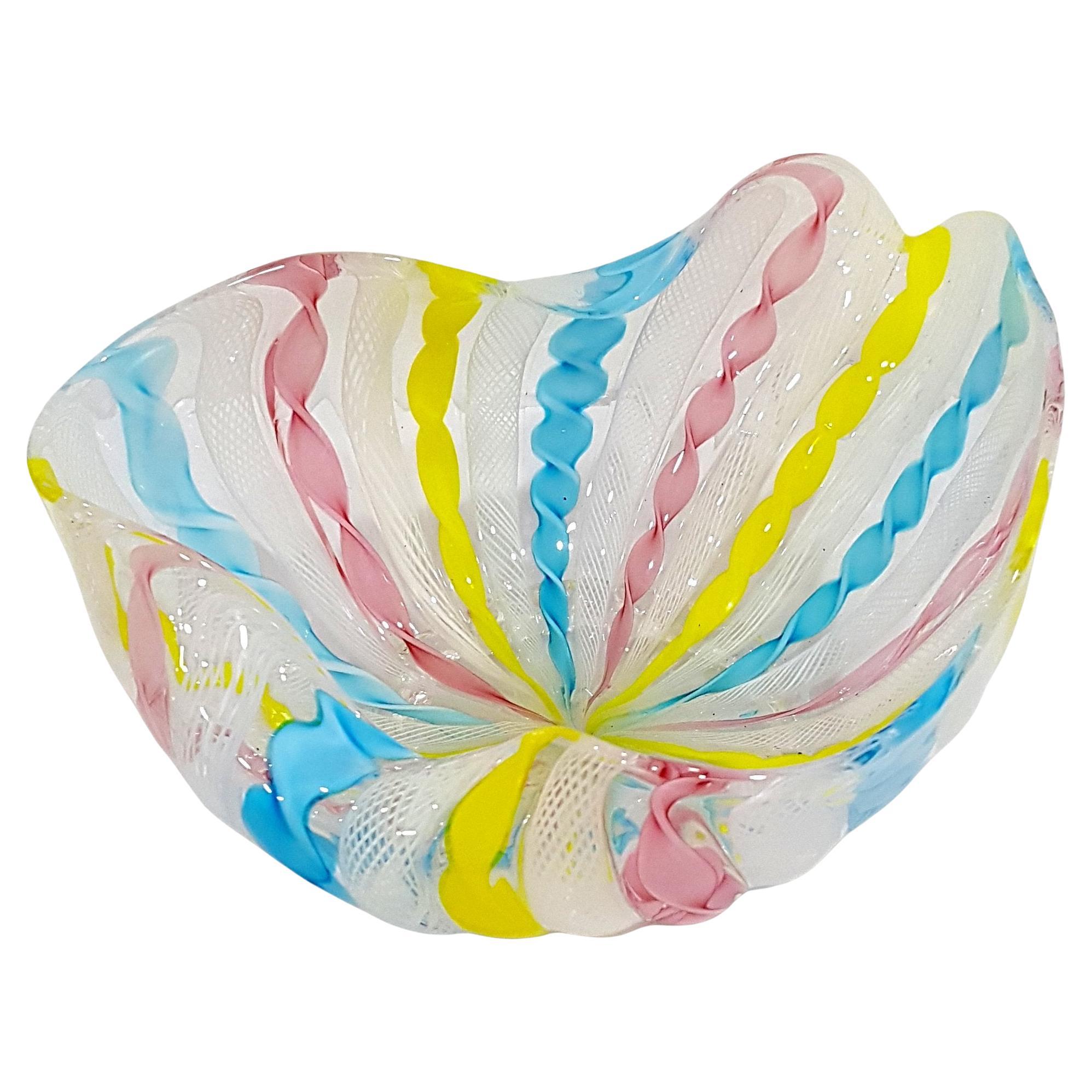 VENDITA CHIUSA Ciotola Fazzoletto in vetro di Murano Zanfirico Latticino 
*****AVVISO: IL NOSTRO NEGOZIO 1ST DIBS CHIUDE ALLA FINE DI MAGGIO*****
Questa ciotola di colori della gioia, moderna e di metà secolo, è un bellissimo regalo. Uno dei più