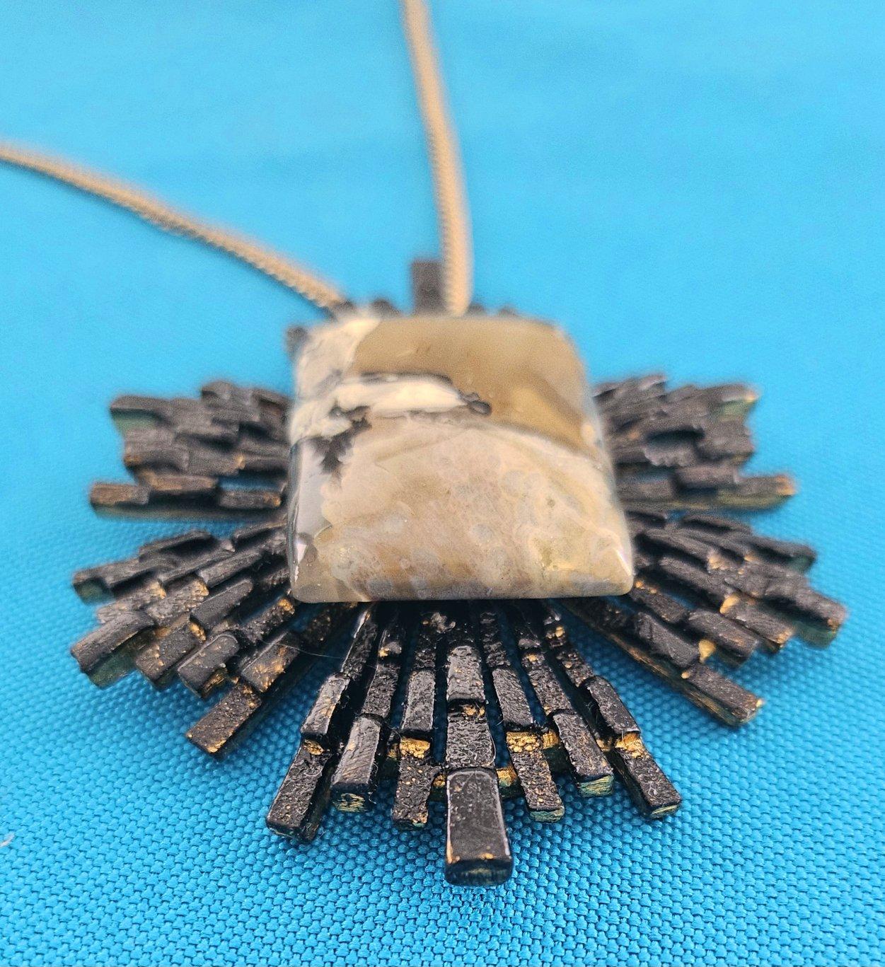 Brutalismo CHIUSURA DELLA VENDITA Collana con ciondolo/medaglione/pezzo di riconoscimento Vintage in vendita