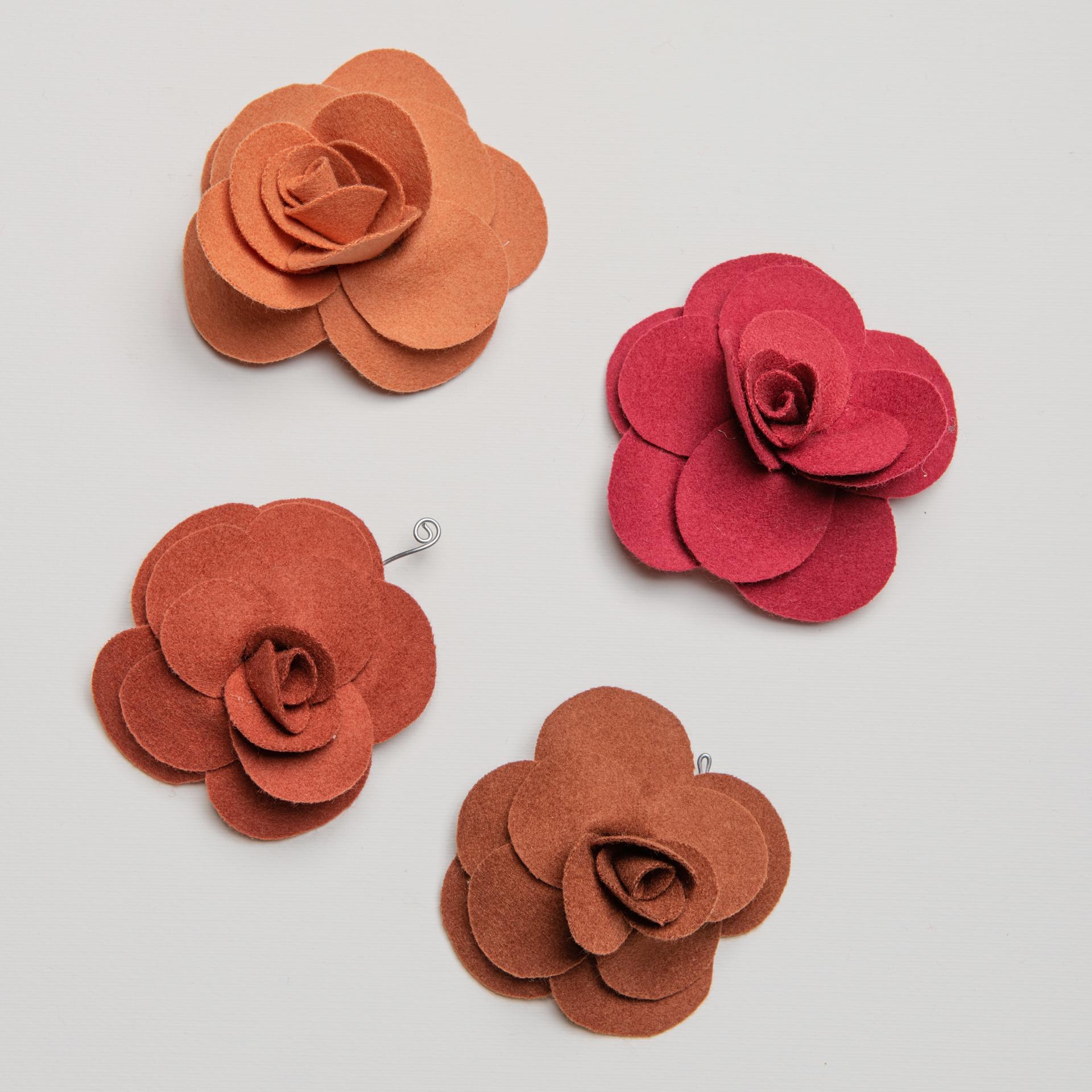 Cloth roses, all hand-made by an italian Studio: as a curtain trim.
When You want to raise the curtain on one side, You can stop it with one of these roses that has a simple metal clip.
Look to the other ones.

ref. B/1442.