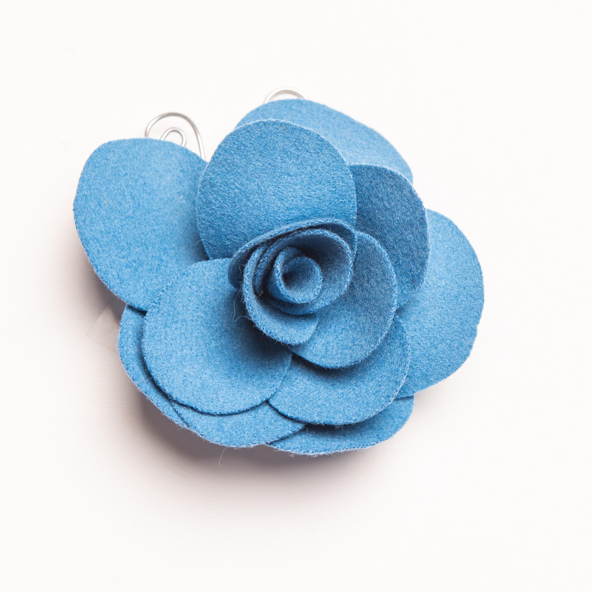 Woolen roses, all hand-made by an Italian Studio: as a curtain trim.
When  You want to raise the curtain on one side, You can stop it with one of these roses that has a simple metal clip.
Look to the other ones.

B/1442 bis