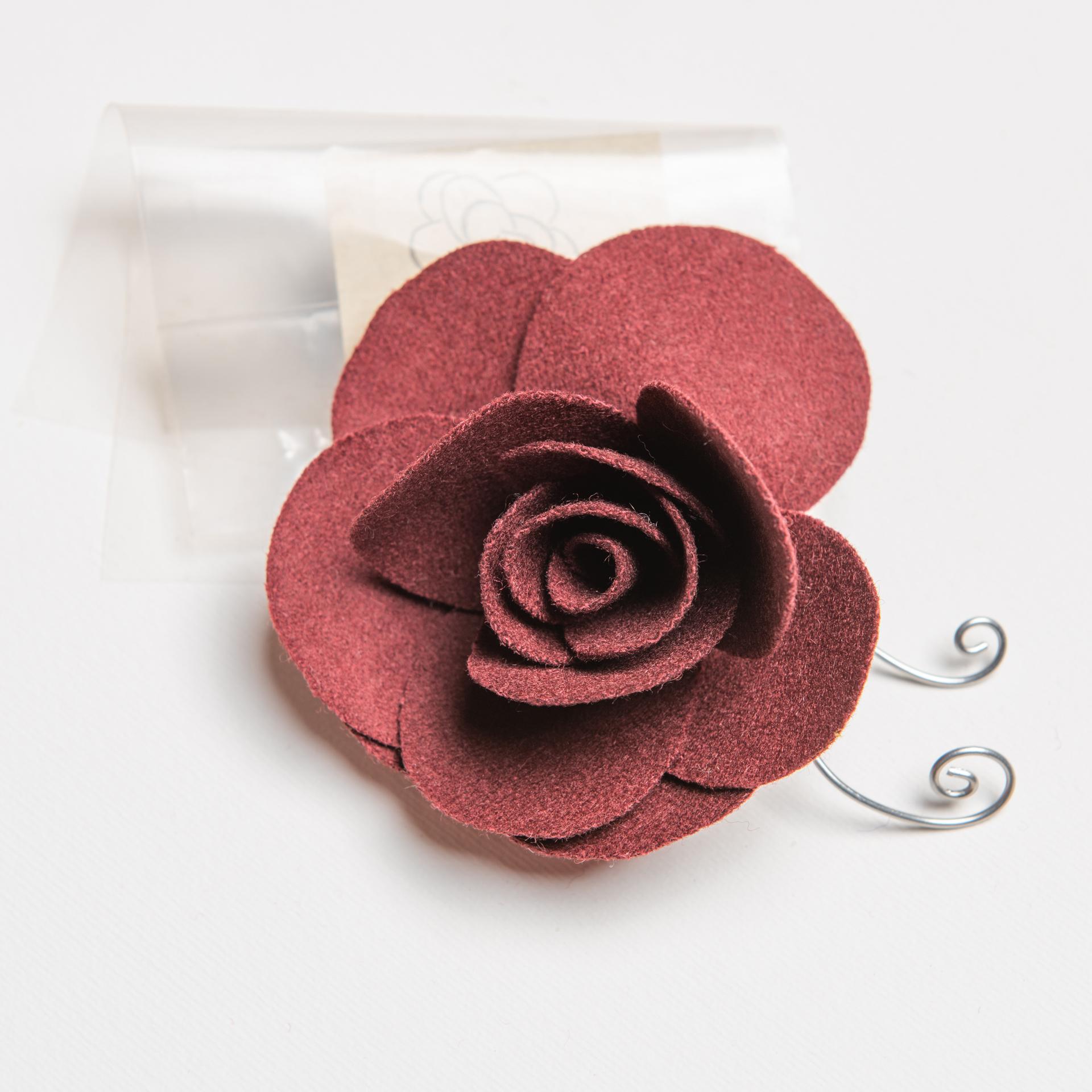 Cloth roses, all hand made by an Italian Studio: as a curtain trim.
When  You want to raise the curtain on one side, You can stop it with one of these roses that has a simple metal clip.
Look to the other ones.

ref. B/1621