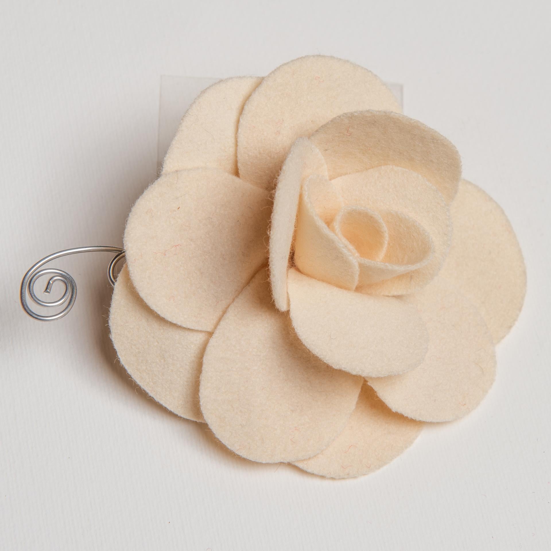 Cloth Roses White and Bordeaux for Curtain Decoration In Excellent Condition For Sale In Alessandria, Piemonte
