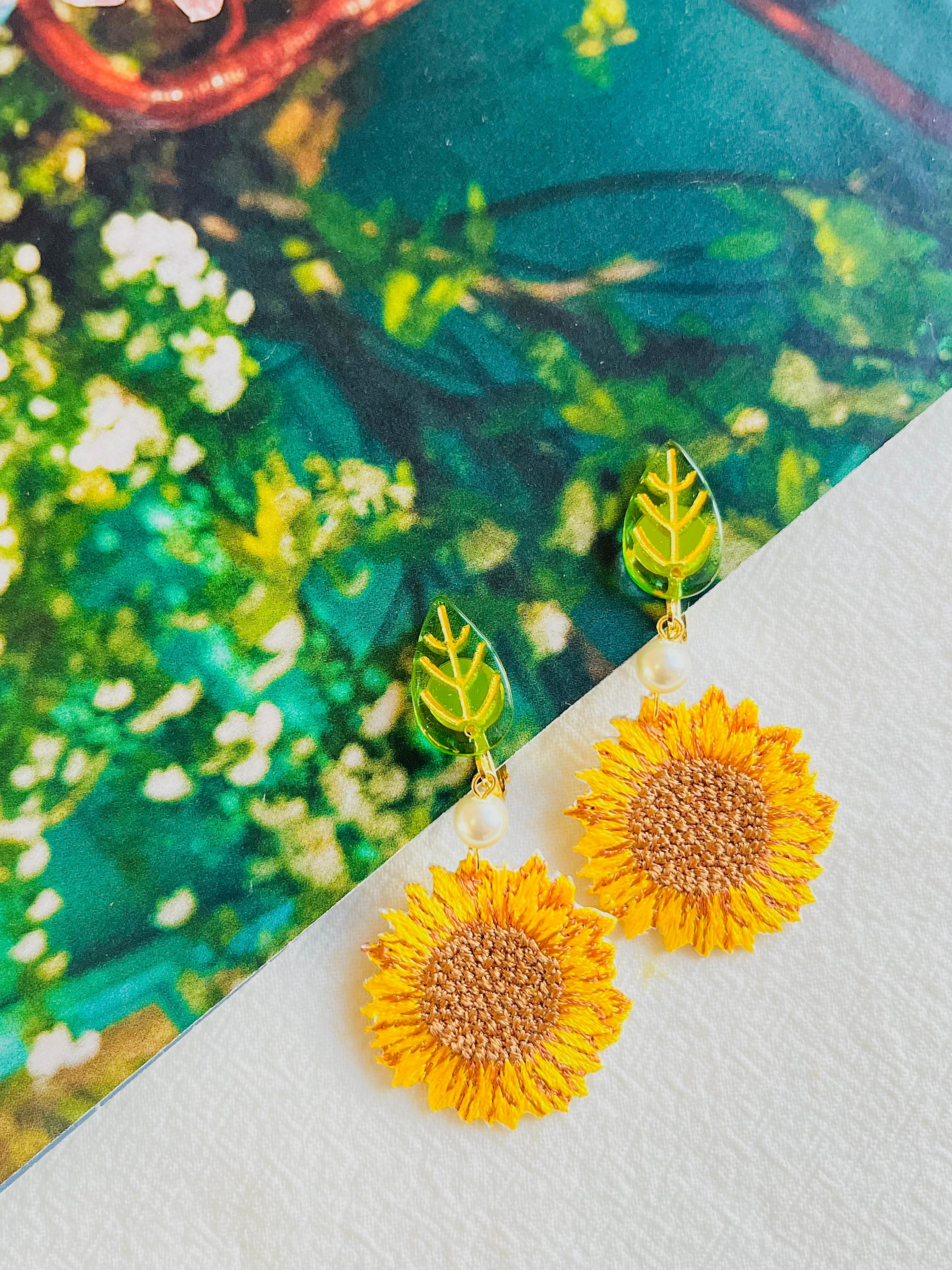 Women's or Men's Cloth Vivid Yellow Sunflower Green Leaf White Pearl Dangle Clip On Earrings For Sale