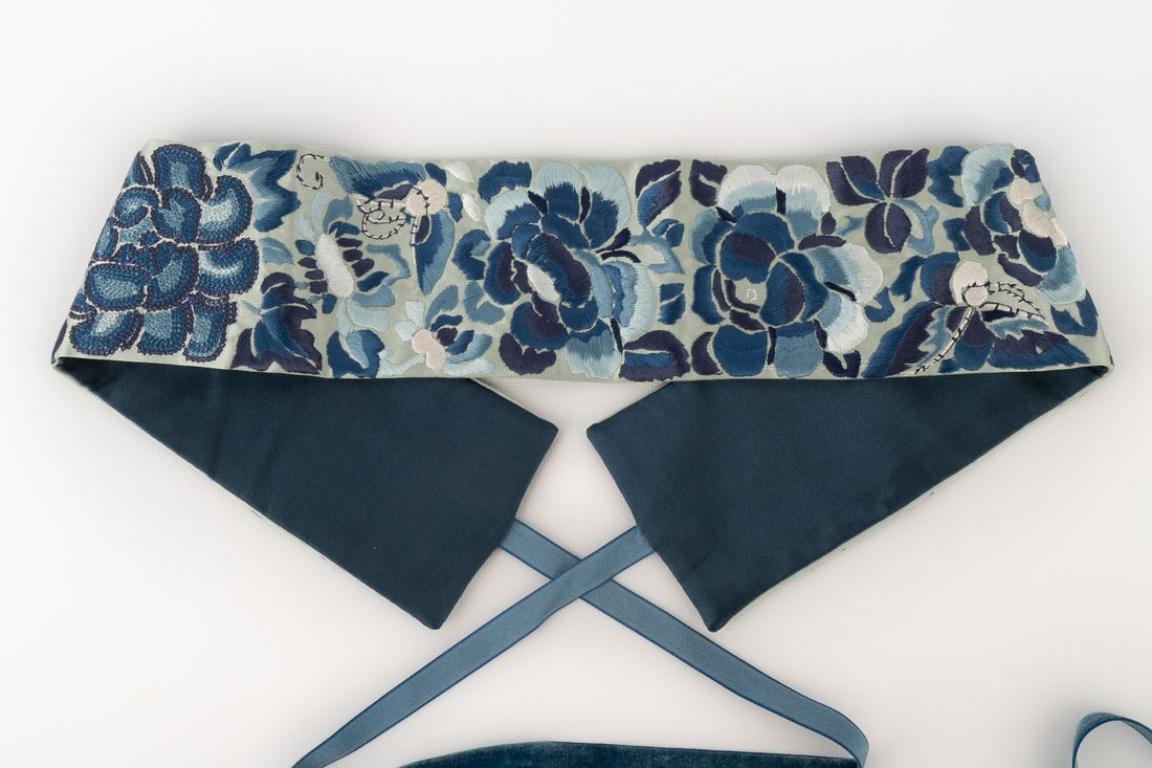 Cloth Wide Blue Silk Belt, 1970s In Excellent Condition For Sale In SAINT-OUEN-SUR-SEINE, FR