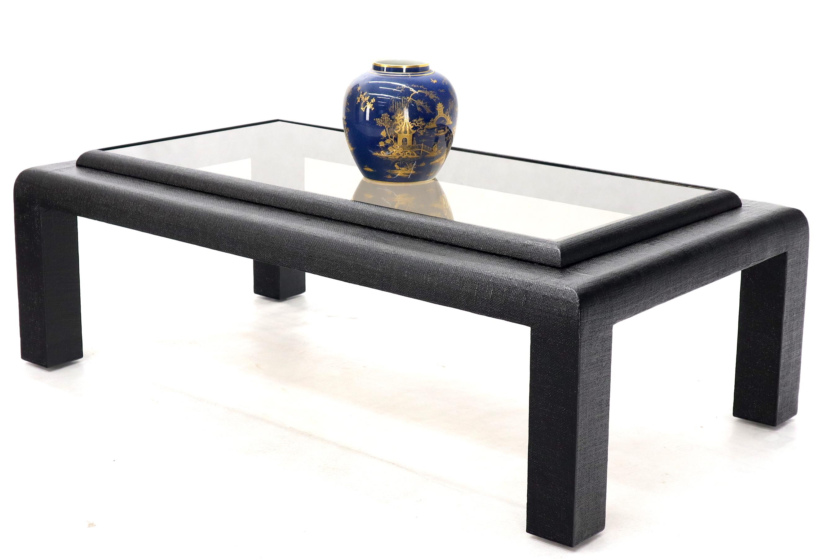 Table basse rectangulaire avec plateau en verre laqué noir enveloppé de tissu en vente 2
