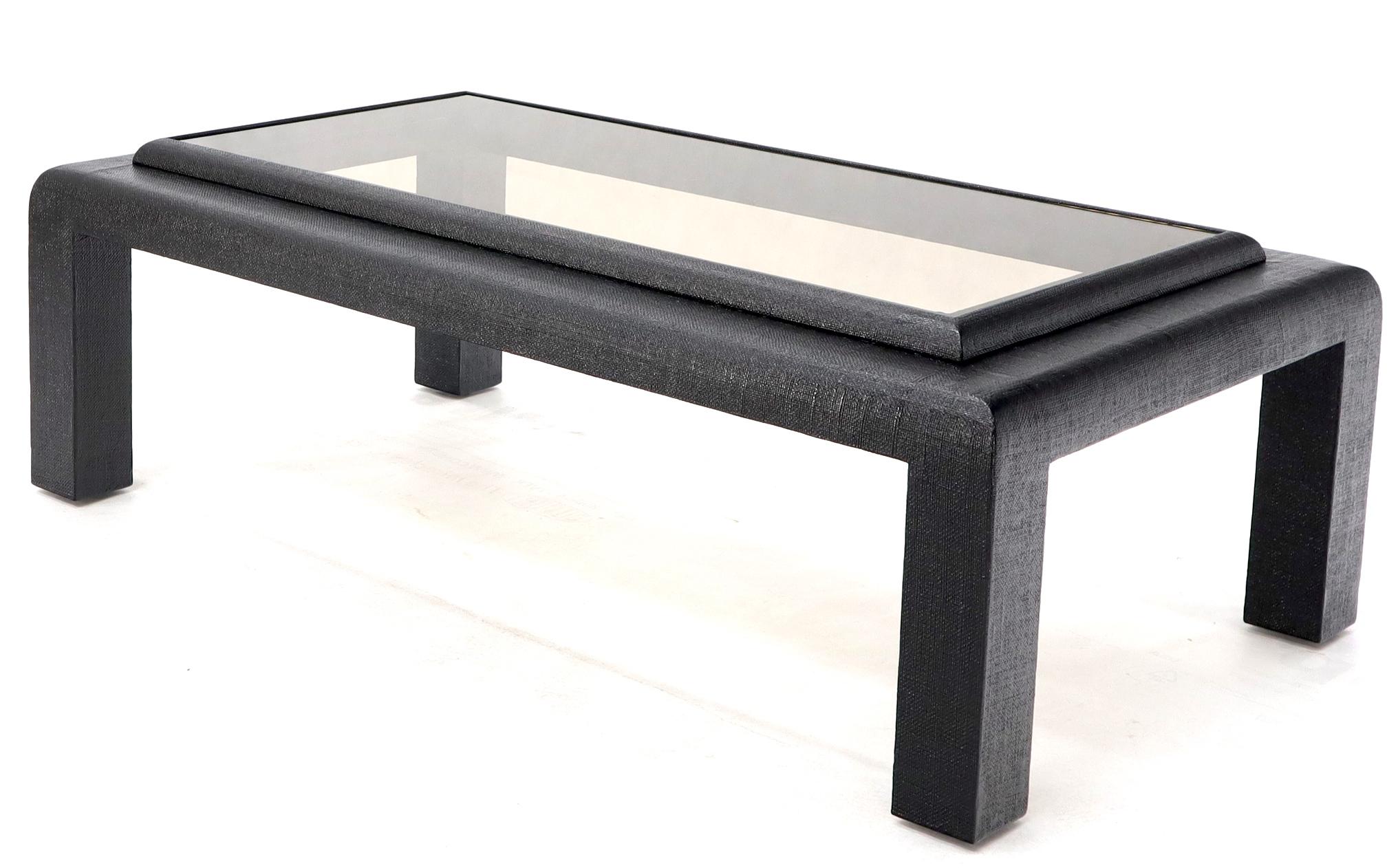 Mid-Century Modern Table basse rectangulaire avec plateau en verre laqué noir enveloppé de tissu en vente