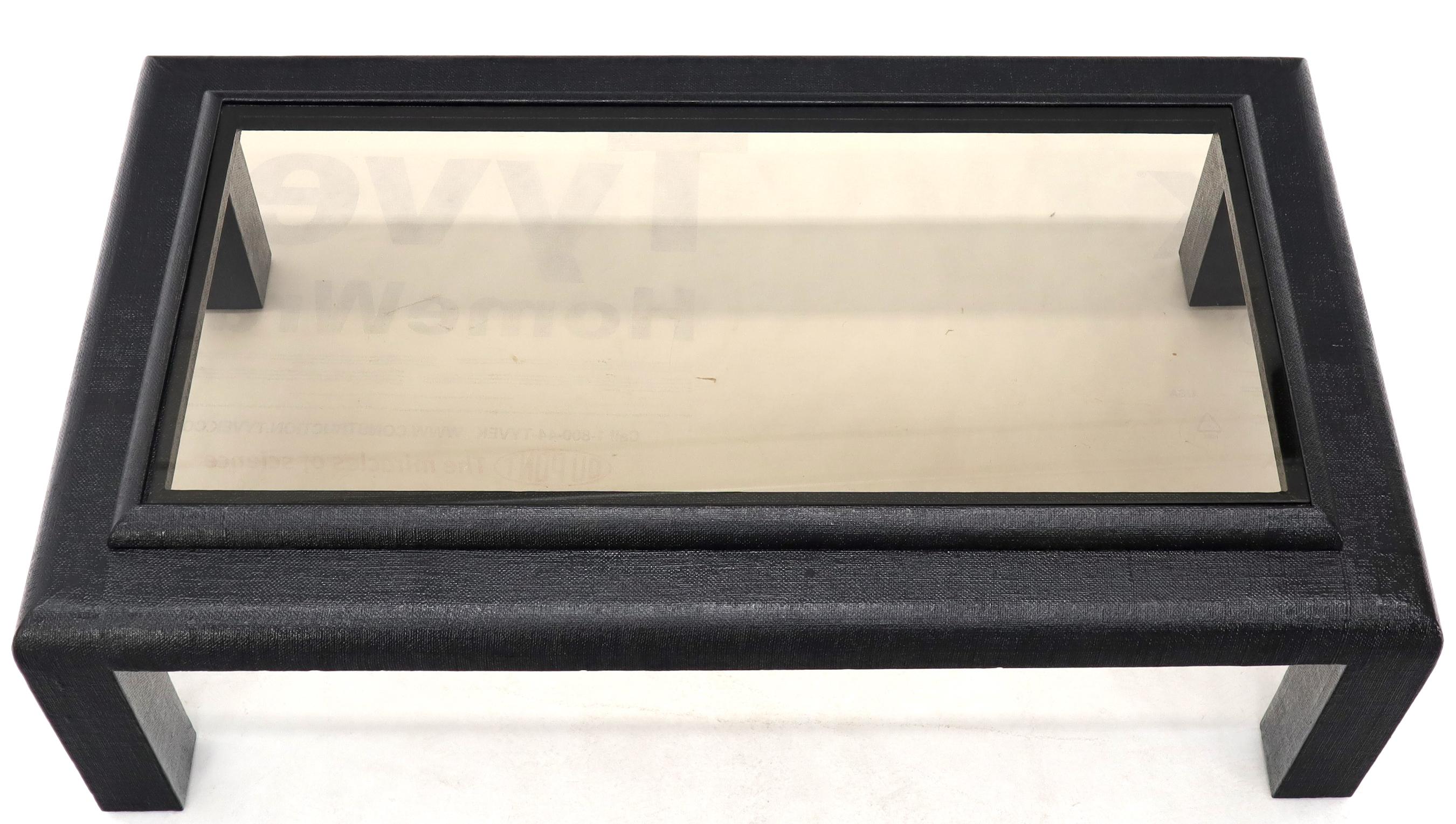 Schwarzer Lack-Couchtisch mit Glasplatte:: rechteckig:: mit Stoff umwickelt (amerikanisch) im Angebot