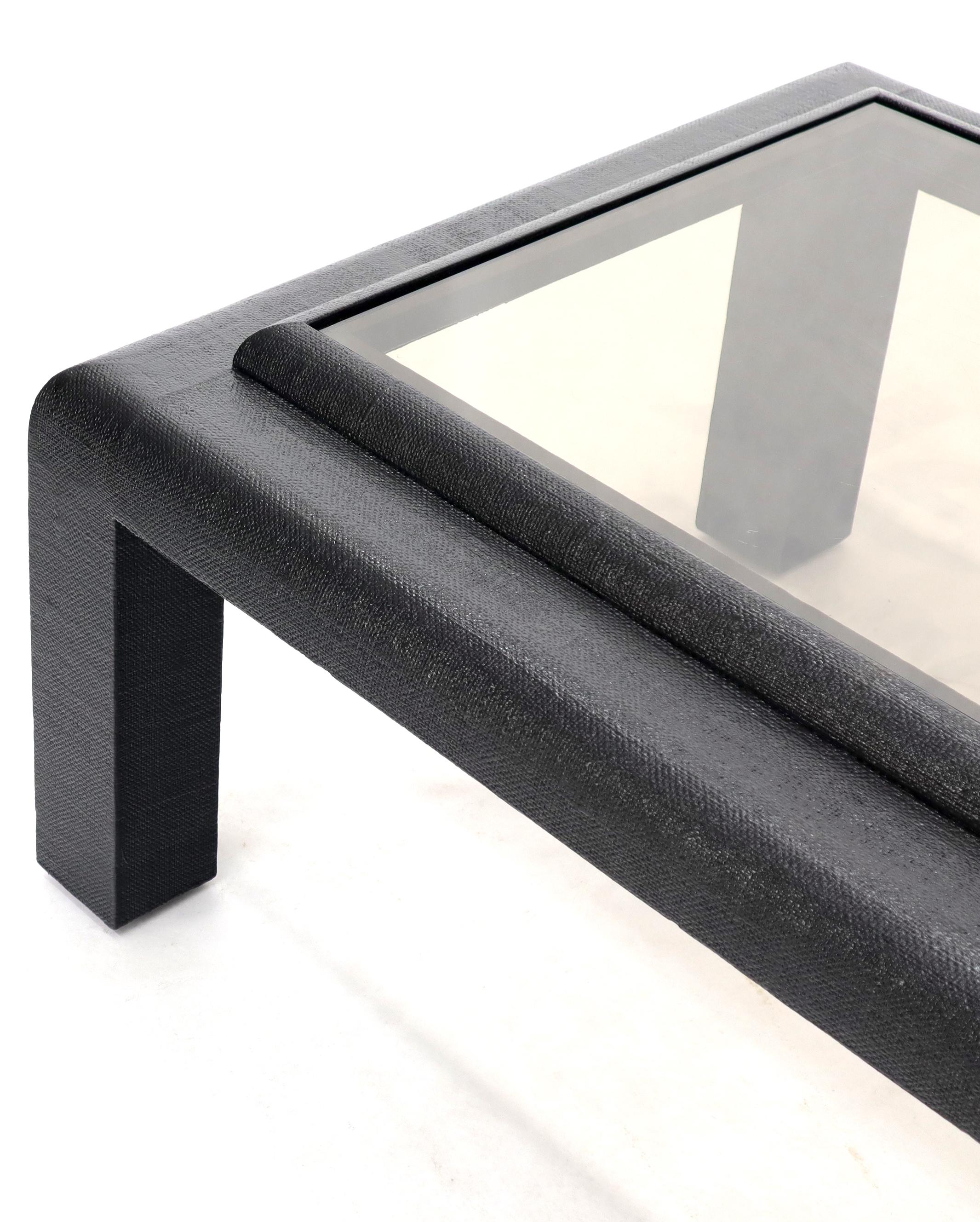 Table basse rectangulaire avec plateau en verre laqué noir enveloppé de tissu Excellent état - En vente à Rockaway, NJ