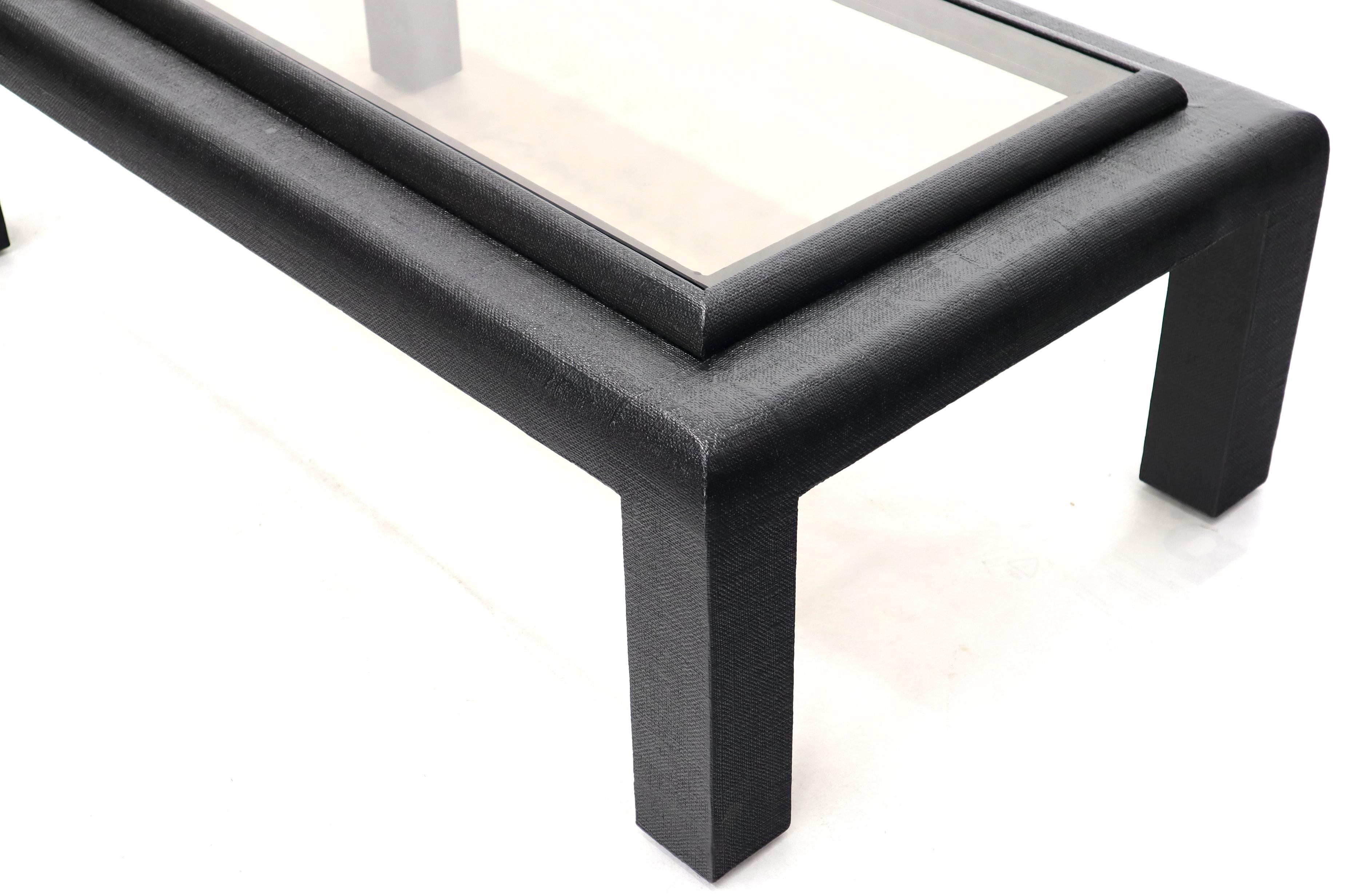 20ième siècle Table basse rectangulaire avec plateau en verre laqué noir enveloppé de tissu en vente