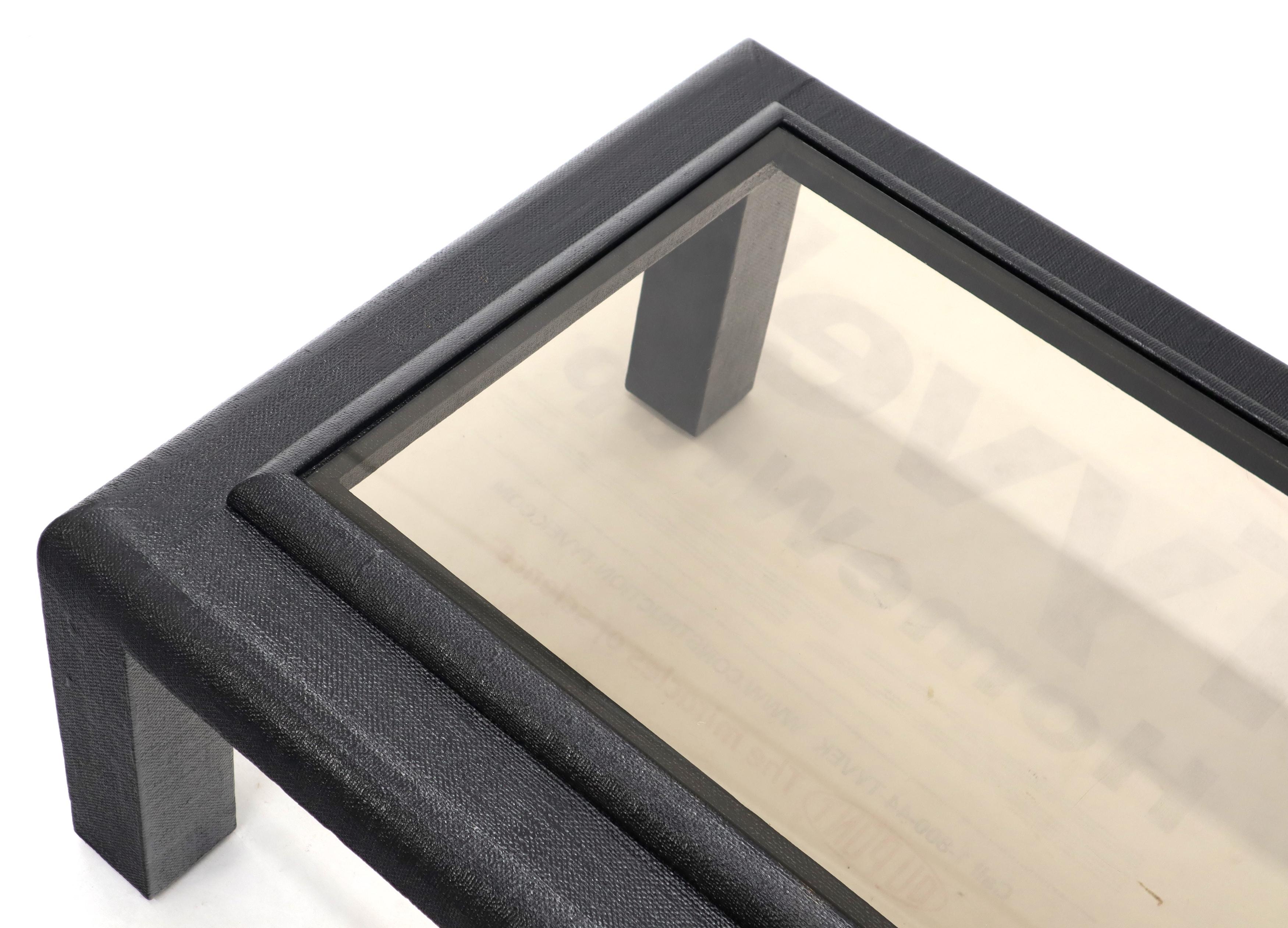 Table basse rectangulaire avec plateau en verre laqué noir enveloppé de tissu en vente 1