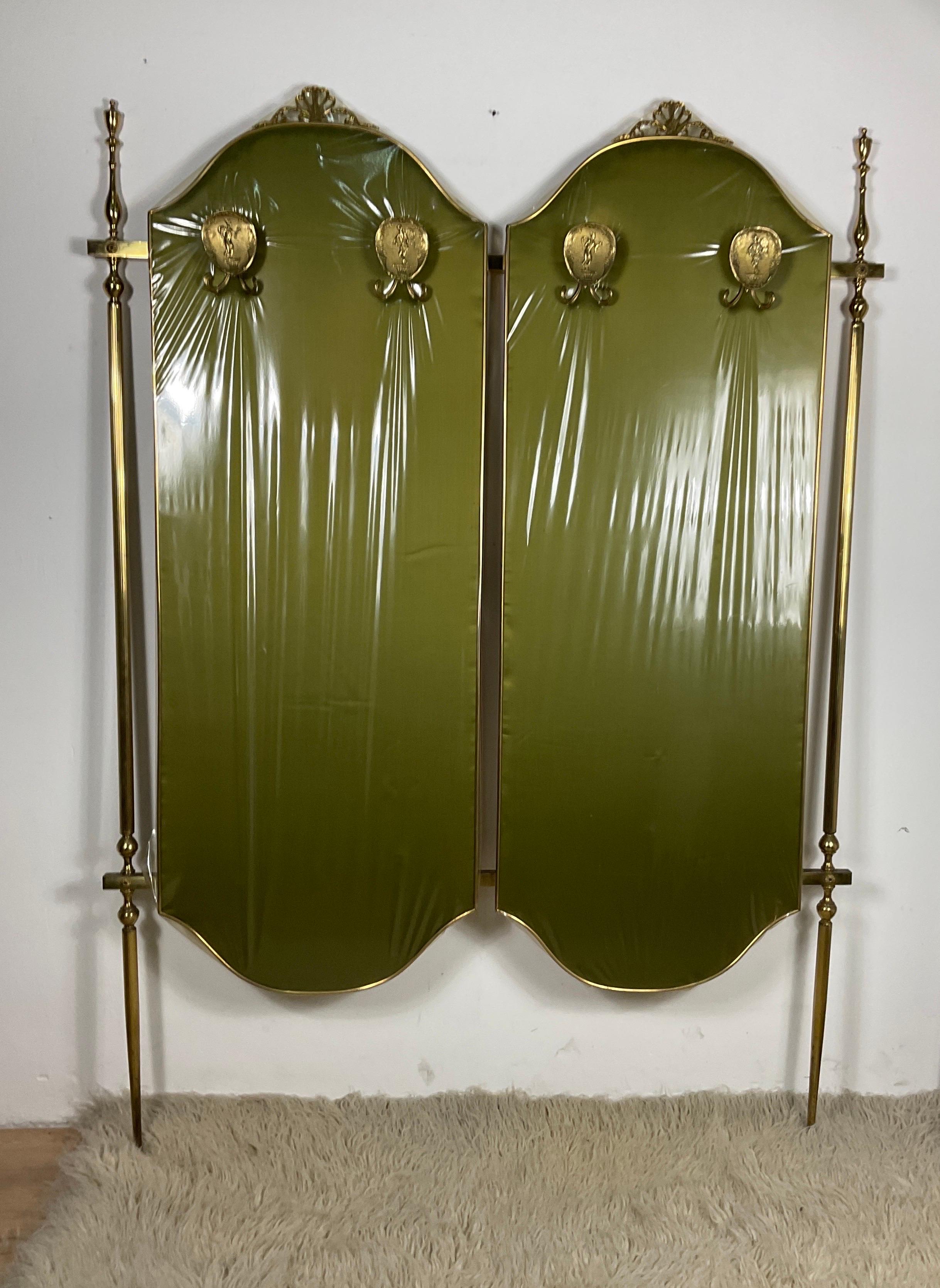Clothes rack with brass structure, covered with wood at the back and with green In Good Condition For Sale In Catania, IT