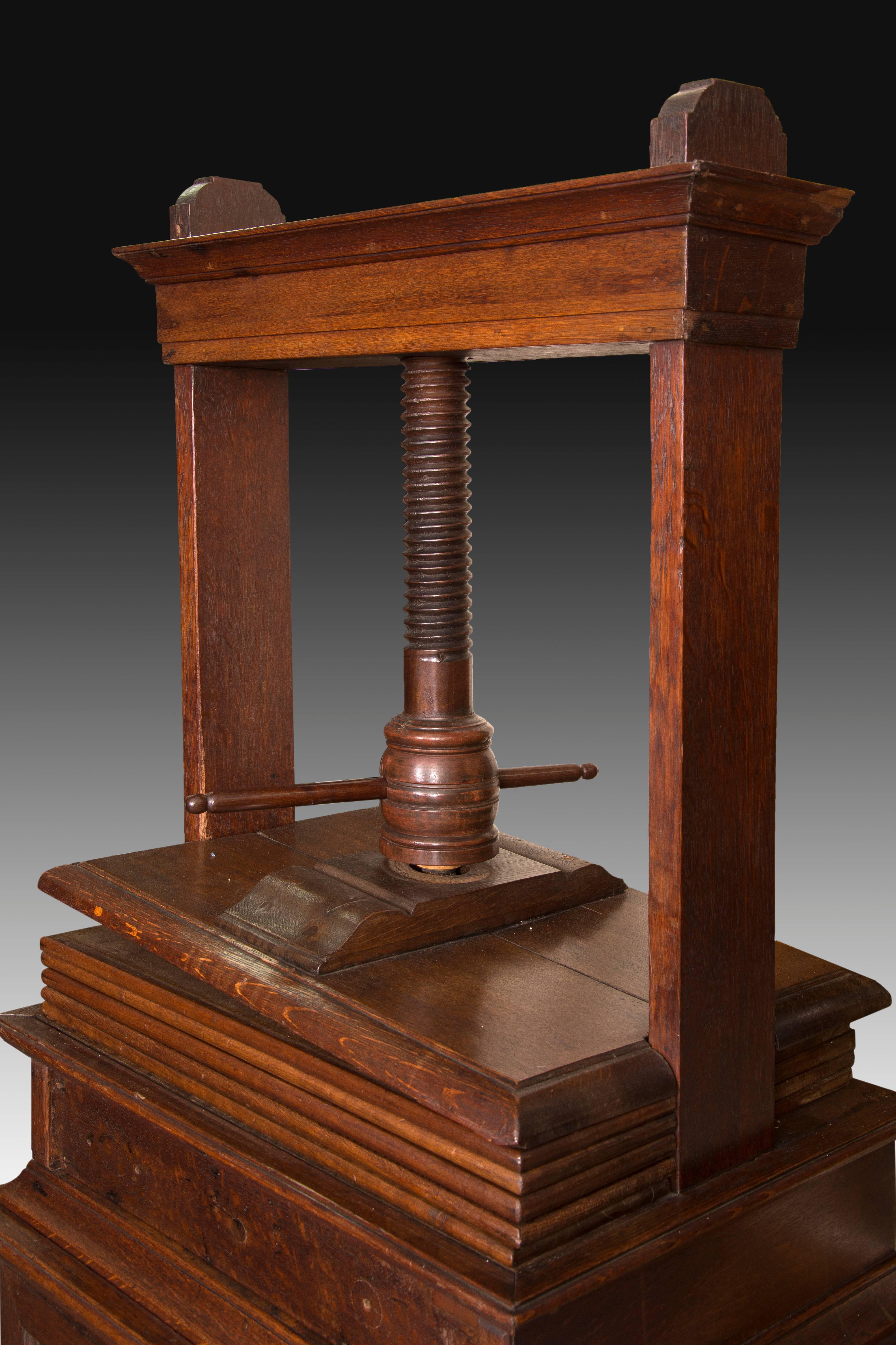 Clothing press in oak wood, Holland, 19th century. Garment press with closed cupboard in its lower part made of oak wood in Holland. As is normal in these utilitarian elements, it lacks decoration, and was used to straighten clothes. It is not usual