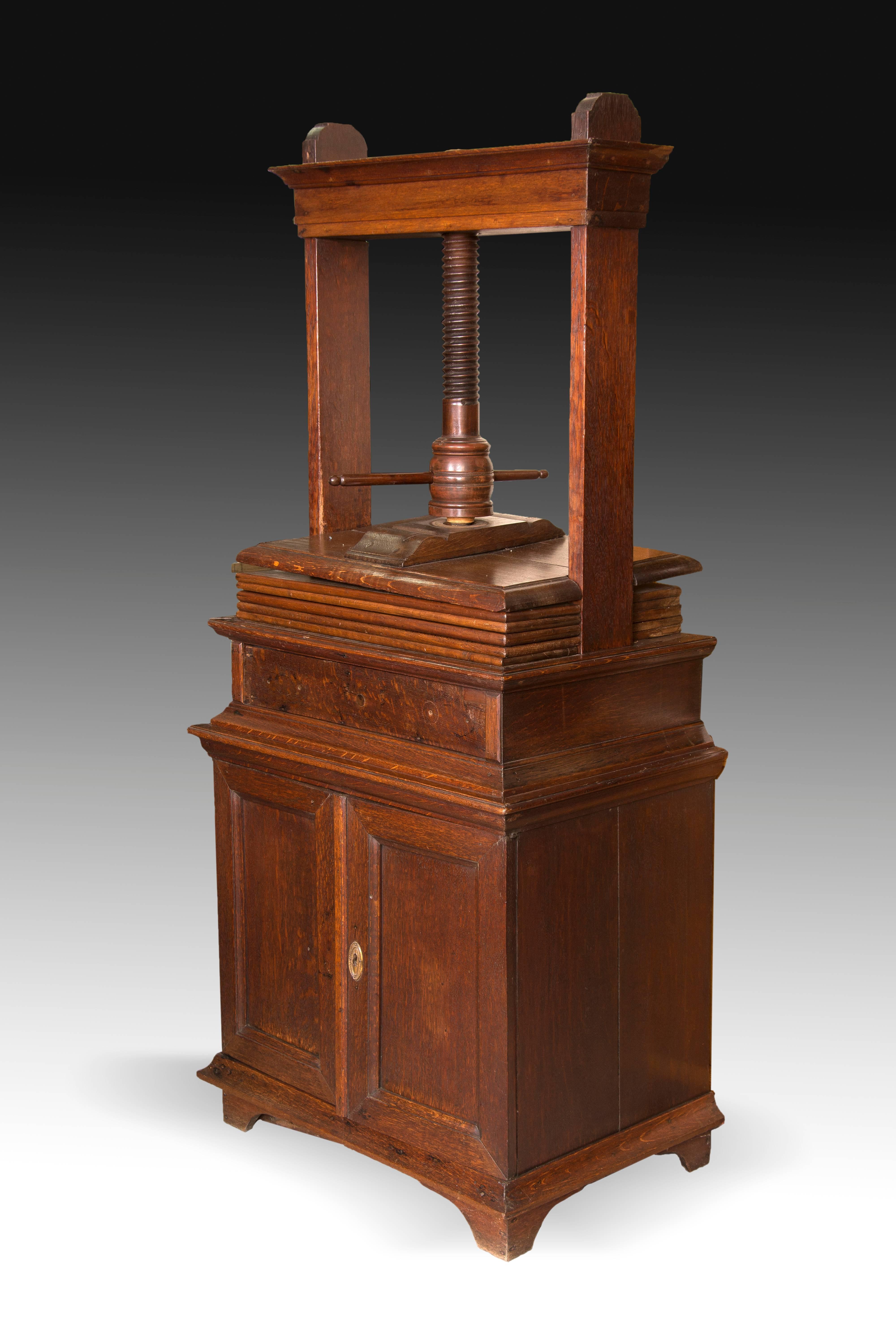 Neoclassical Clothing Press in Oak Wood, Holland, 19th Century For Sale