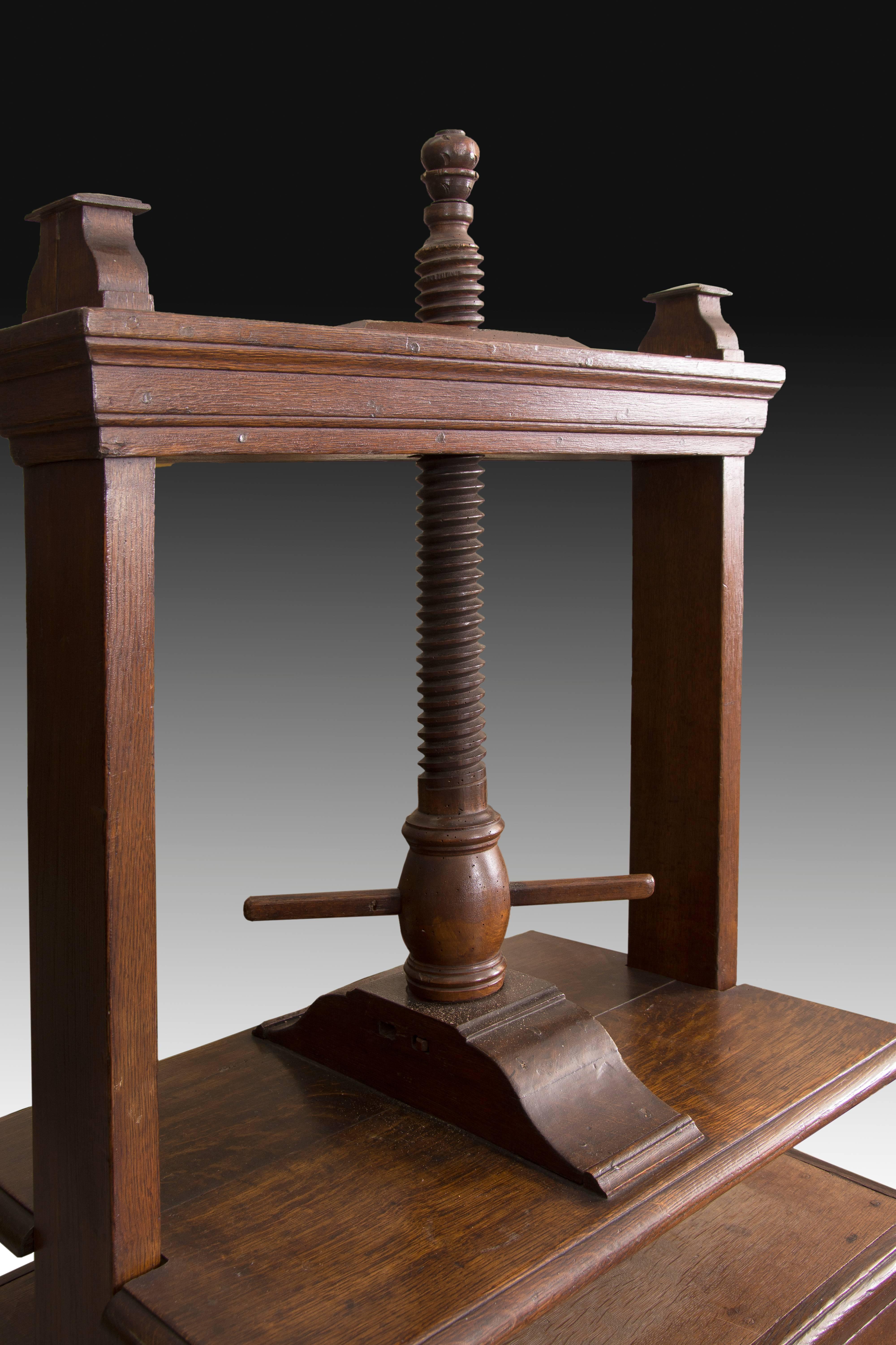 Clothing Press in Oak Wood, Holland, 19th Century In Fair Condition For Sale In Madrid, ES