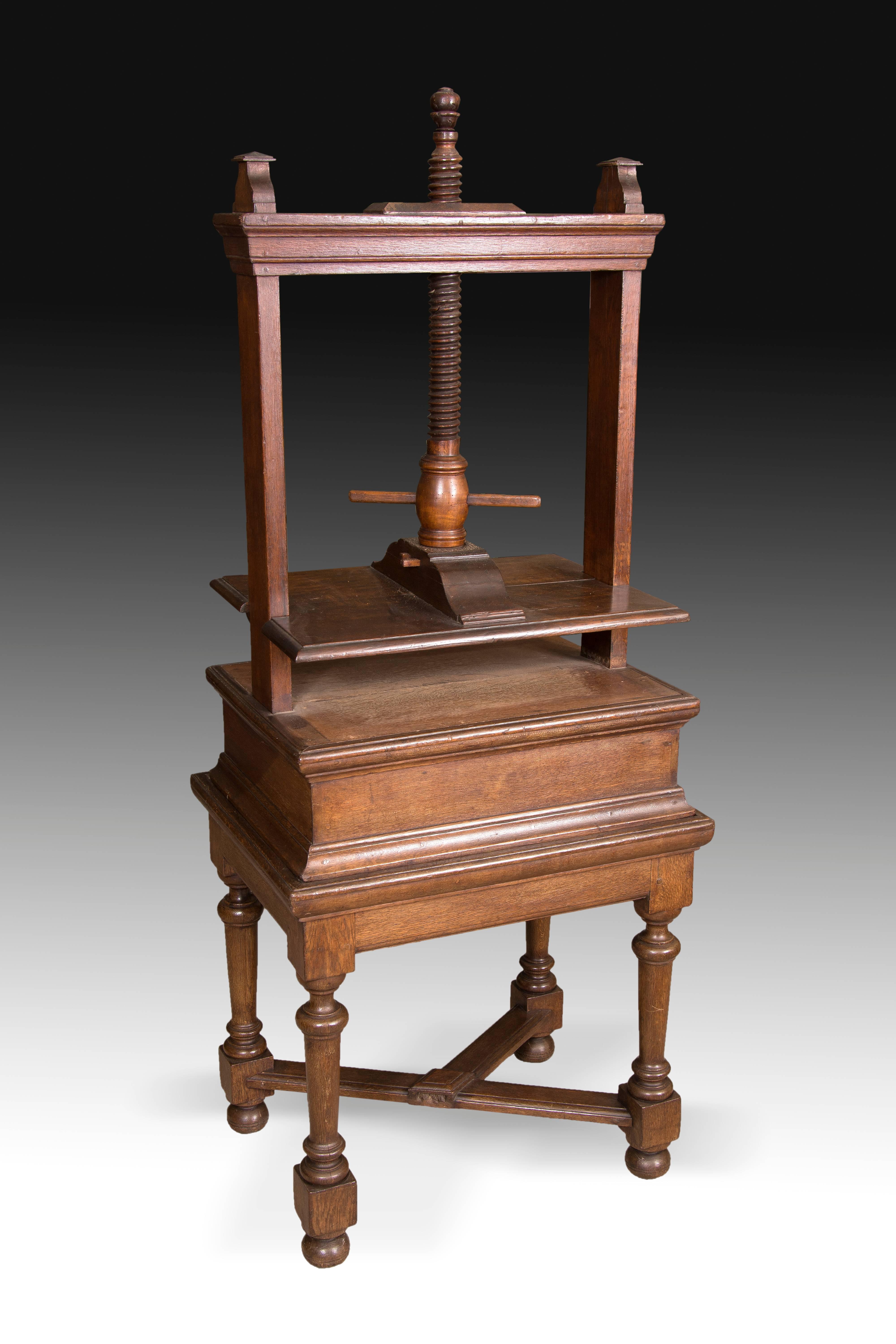 Clothing Press in Oak Wood, Holland, 19th Century For Sale 1