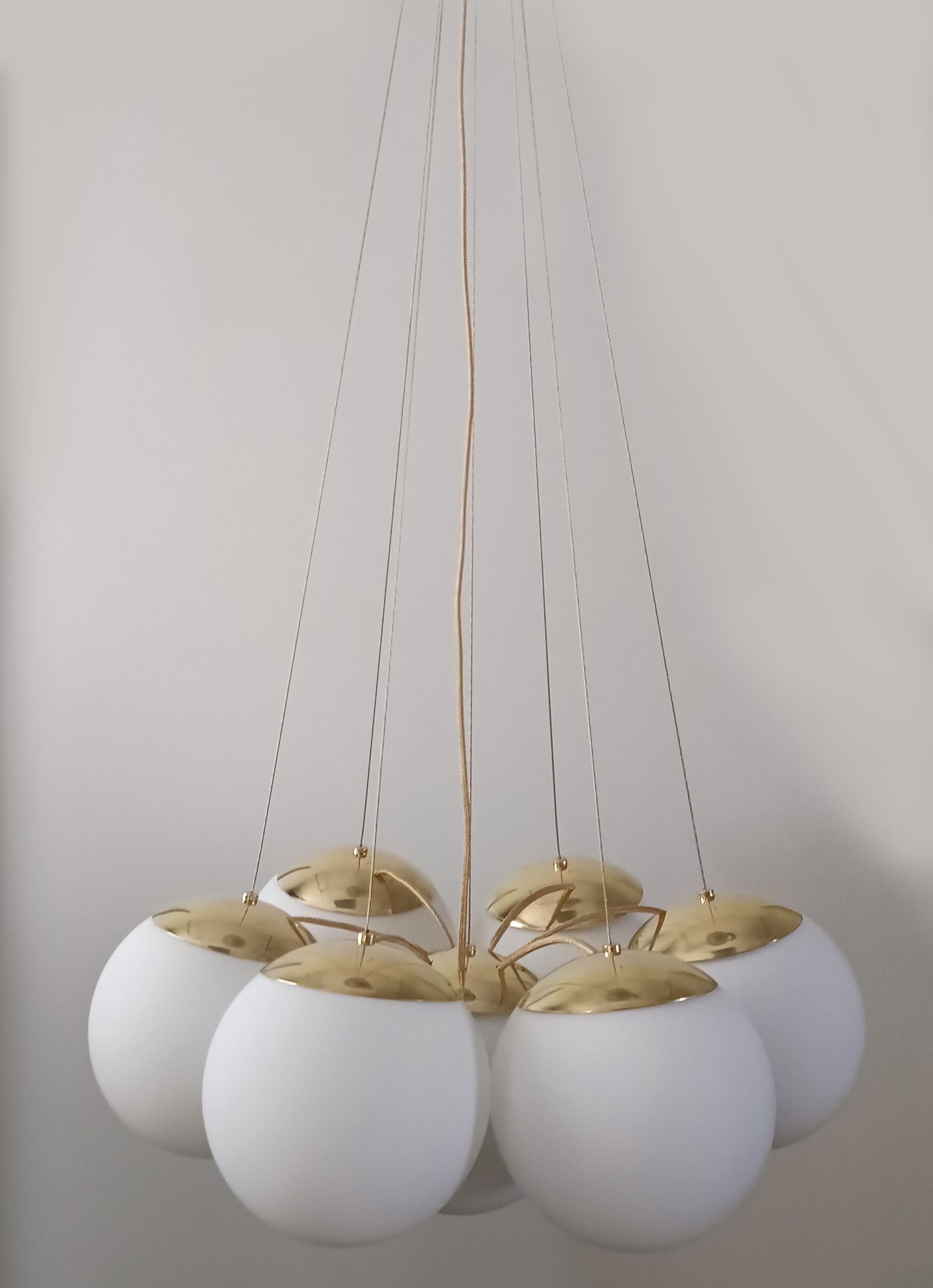 CLOUD n. 7 - bellissimo lampadario in ottone massiccio e paralume in vetro opalino.
Gruppo di 7 paralumi opalini opachi appesi a un sottile filo di ottone. 
Illuminazione: LED 7 x 12V 2700K/3000K (4000K o superiore su richiesta)
Tutte le versioni