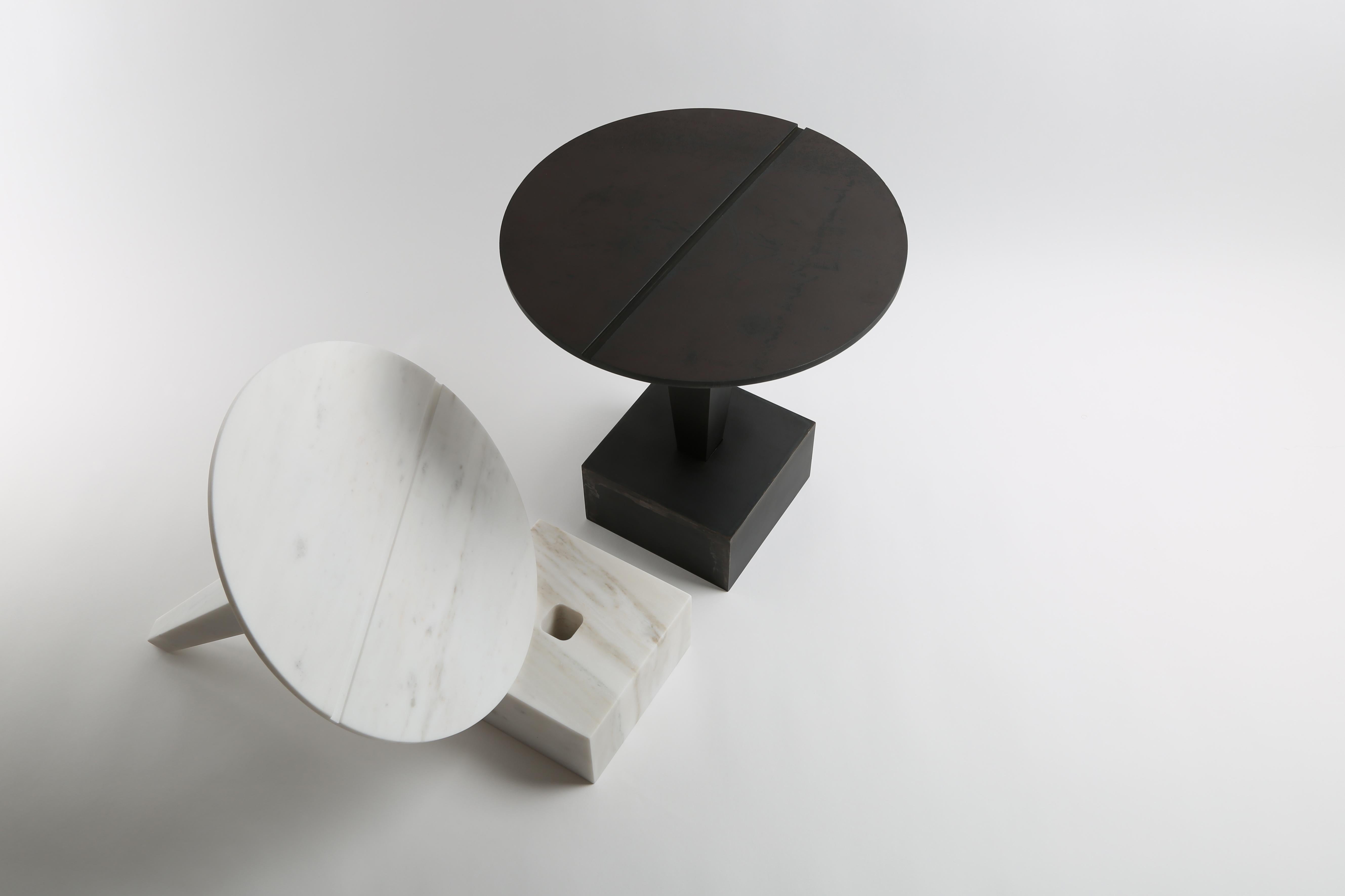 Clou-Beistelltisch-Set von Richard Yasmine
MATERIAL: Massiver pentelischer Marmor
Abmessungen: 44 x 40 cm

Ein Nagel (französisch clou) ist ein längliches Metallstück, das dazu dient, zwei Objekte miteinander zu verbinden. Er besteht aus einem